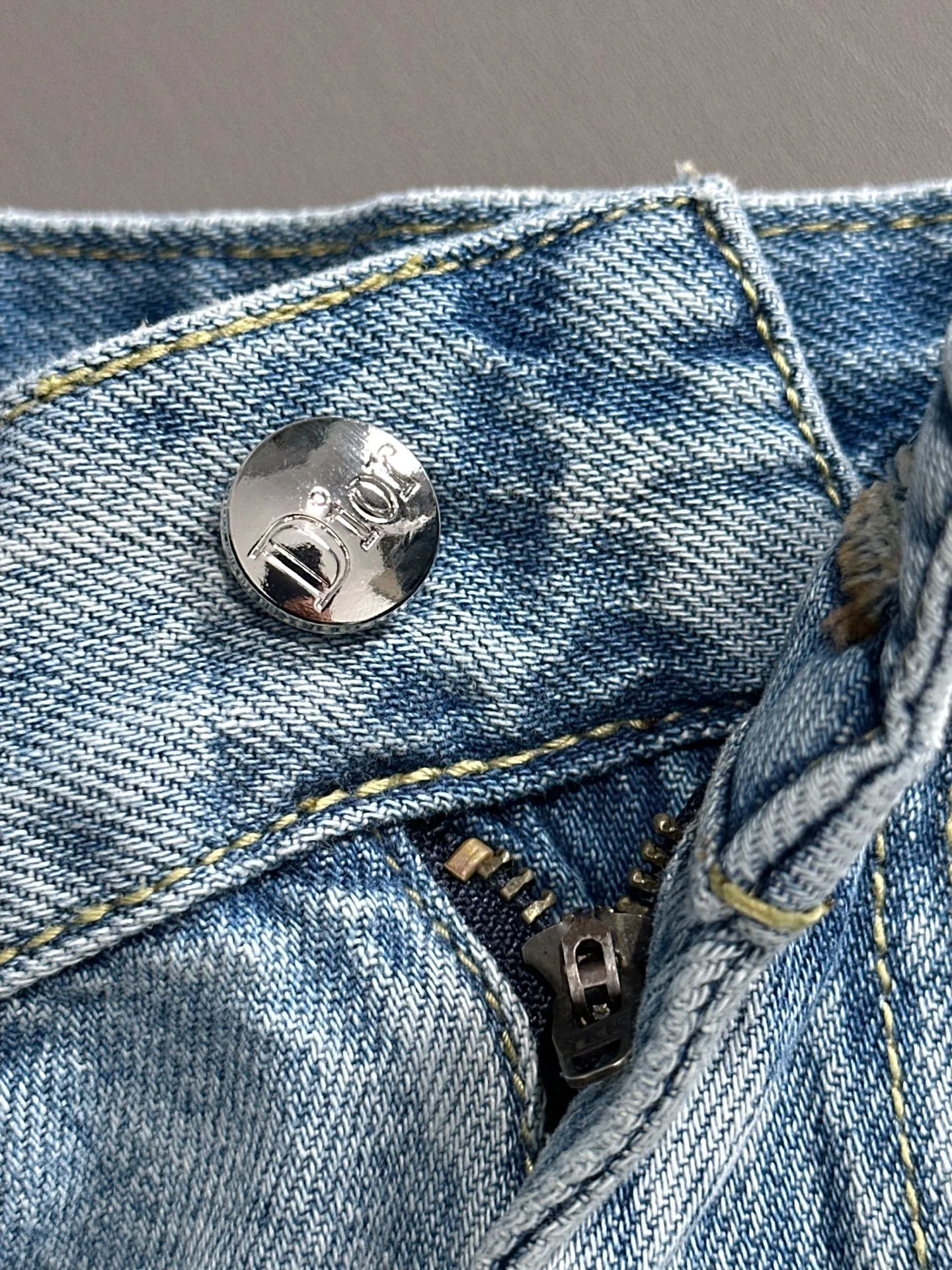 🅿️330 Dior 2025 summer new jeans denim shorts are produced using imported Japanese Denim plain cotton denim fabrics, complete with three standards. The top stone-washed process makes the texture reach the old taste of the 1980s. It is soft, delicate, comfortable and breathable. The color has a modern and fashionable vicissitudes. The upper body is versatile and fashionable! Light luxury, a must-have item for daily commuting! Code number: 28-40 (please state your height and weight when placing an order)