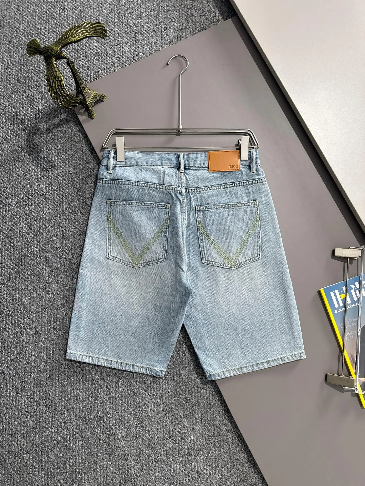 🅿️330 Dior 2025 summer new jeans denim shorts are produced using imported Japanese Denim plain cotton denim fabrics, complete with three standards. The top stone-washed process makes the texture reach the old taste of the 1980s. It is soft, delicate, comfortable and breathable. The color has a modern and fashionable vicissitudes. The upper body is versatile and fashionable! Light luxury, a must-have item for daily commuting! Code number: 28-40 (please state your height and weight when placing an order)