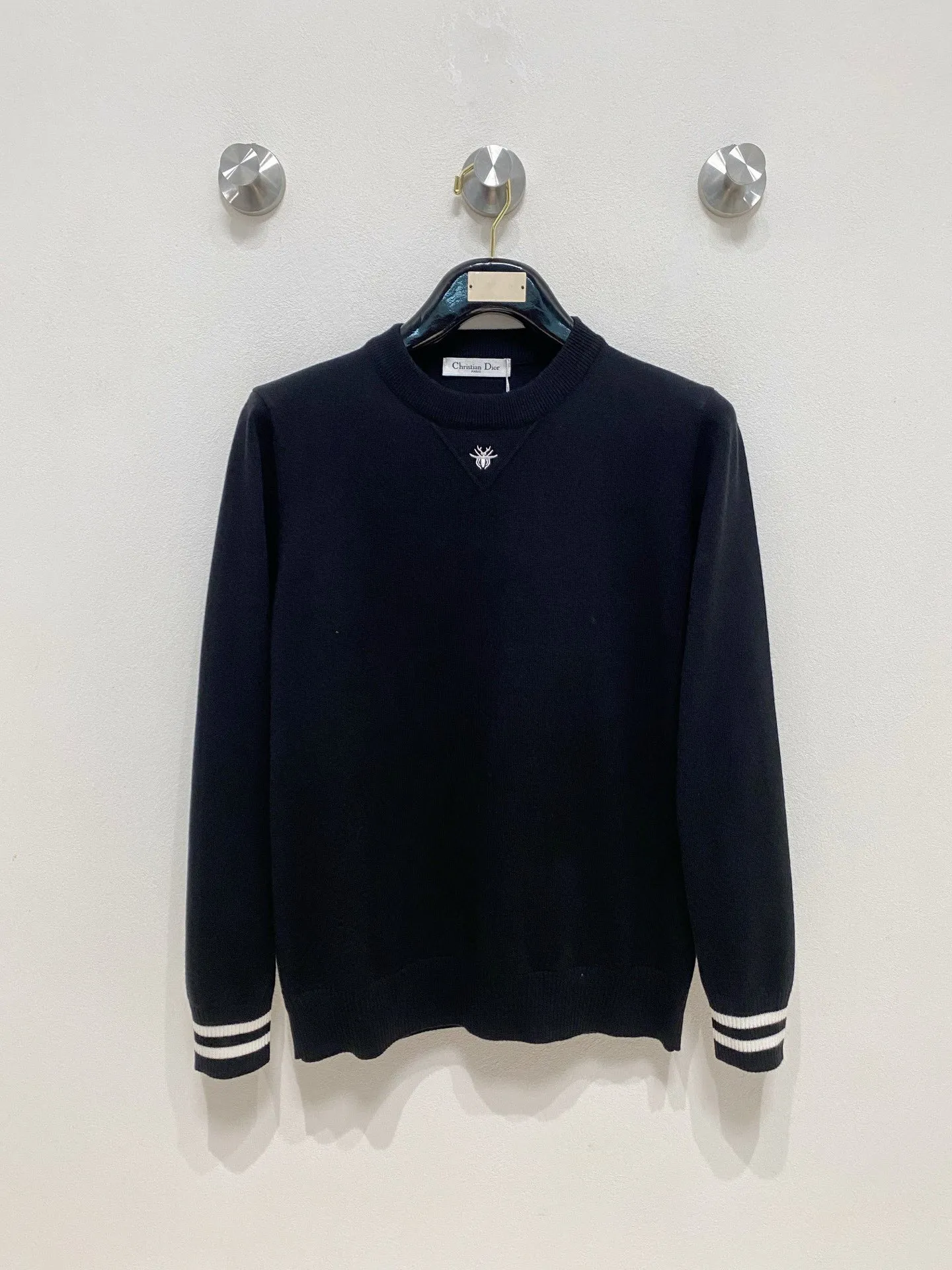 🅿️440 【DIOR】Autumn and winter classic lapel sweater, in full condition! ! ! Wool blended fabric, the latest model in 2025, golden ratio! ! Slim-fitting soft gold, versatile and practical item, the combination and practicality are extremely powerful, simple and elegant, and classy! To create your own style, it is highly recommended to buy it in two colors. The standard slim fit tailoring process is suitable for both young and old men. It is knitted from wool and will not cause any discomfort! While keeping warm, it is stylish, textured and wearable, and the classic logo with contrasting colors on the chest feels in place! ! Recommended for regular customers! ! Size M-3XL (maximum wear: 190 pounds)