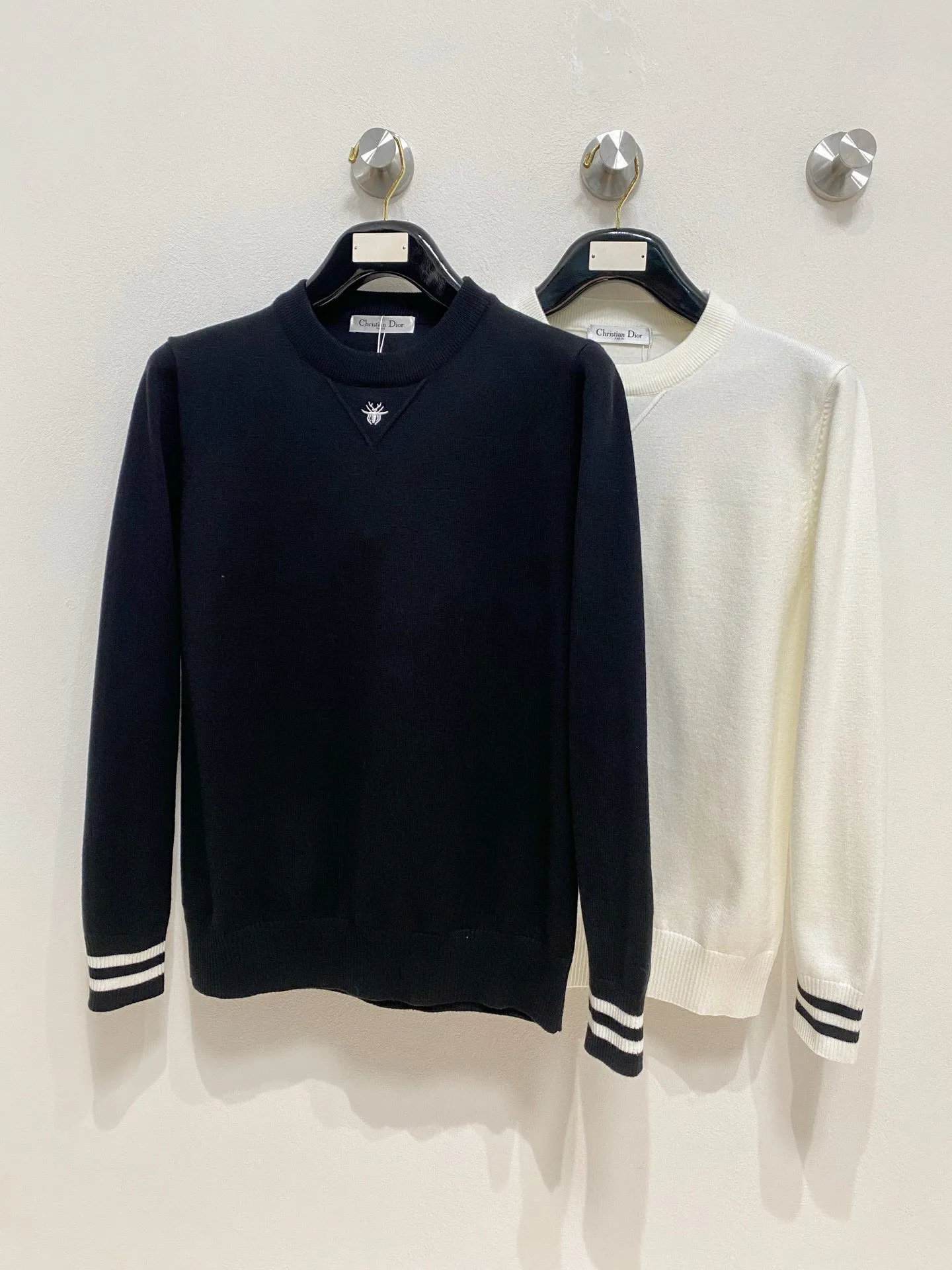 🅿️440 【DIOR】Autumn and winter classic lapel sweater, in full condition! ! ! Wool blended fabric, the latest model in 2025, golden ratio! ! Slim-fitting soft gold, versatile and practical item, the combination and practicality are extremely powerful, simple and elegant, and classy! To create your own style, it is highly recommended to buy it in two colors. The standard slim fit tailoring process is suitable for both young and old men. It is knitted from wool and will not cause any discomfort! While keeping warm, it is stylish, textured and wearable, and the classic logo with contrasting colors on the chest feels in place! ! Recommended for regular customers! ! Size M-3XL (maximum wear: 190 pounds)