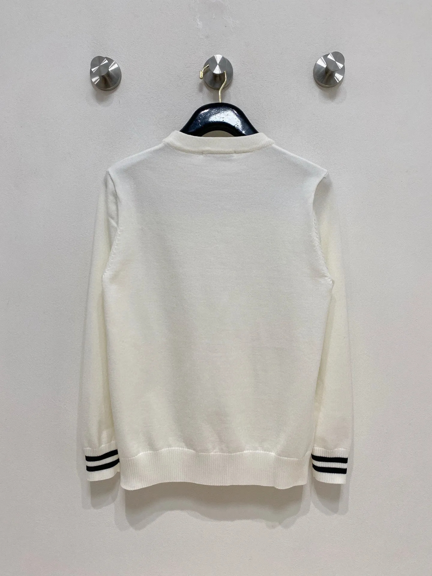 🅿️440 【DIOR】Autumn and winter classic lapel sweater, in full condition! ! ! Wool blended fabric, the latest model in 2025, golden ratio! ! Slim-fitting soft gold, versatile and practical item, the combination and practicality are extremely powerful, simple and elegant, and classy! To create your own style, it is highly recommended to buy it in two colors. The standard slim fit tailoring process is suitable for both young and old men. It is knitted from wool and will not cause any discomfort! While keeping warm, it is stylish, textured and wearable, and the classic logo with contrasting colors on the chest feels in place! ! Recommended for regular customers! ! Size M-3XL (maximum wear: 190 pounds)