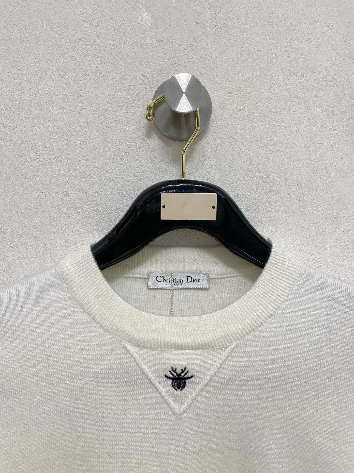 🅿️440 【DIOR】Autumn and winter classic lapel sweater, in full condition! ! ! Wool blended fabric, the latest model in 2025, golden ratio! ! Slim-fitting soft gold, versatile and practical item, the combination and practicality are extremely powerful, simple and elegant, and classy! To create your own style, it is highly recommended to buy it in two colors. The standard slim fit tailoring process is suitable for both young and old men. It is knitted from wool and will not cause any discomfort! While keeping warm, it is stylish, textured and wearable, and the classic logo with contrasting colors on the chest feels in place! ! Recommended for regular customers! ! Size M-3XL (maximum wear: 190 pounds)
