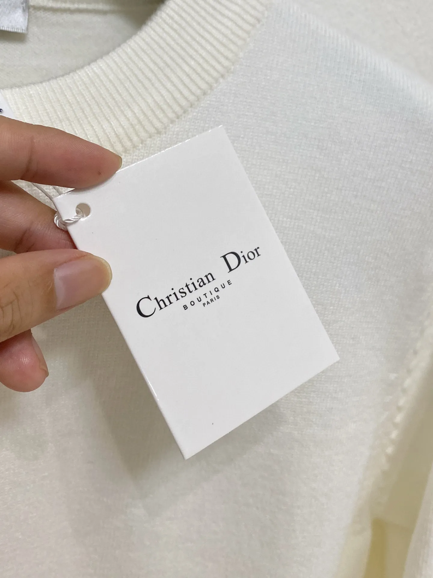 🅿️440 【DIOR】Autumn and winter classic lapel sweater, in full condition! ! ! Wool blended fabric, the latest model in 2025, golden ratio! ! Slim-fitting soft gold, versatile and practical item, the combination and practicality are extremely powerful, simple and elegant, and classy! To create your own style, it is highly recommended to buy it in two colors. The standard slim fit tailoring process is suitable for both young and old men. It is knitted from wool and will not cause any discomfort! While keeping warm, it is stylish, textured and wearable, and the classic logo with contrasting colors on the chest feels in place! ! Recommended for regular customers! ! Size M-3XL (maximum wear: 190 pounds)