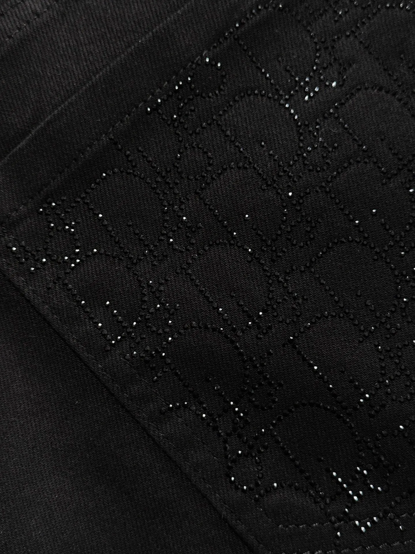 🅿️400 Dior’s new 2025 four-season hot brick pocket slim-fit jeans trousers are woven from imported Japanese Denim plain cotton denim fabric. They are complete with three standards, simple yet elegant, soft, delicate and comfortable, and the upper body is versatile and fashionable! Light luxury, a must-have item for daily commuting! Code number: 28-40 (please state your height and weight when placing an order)