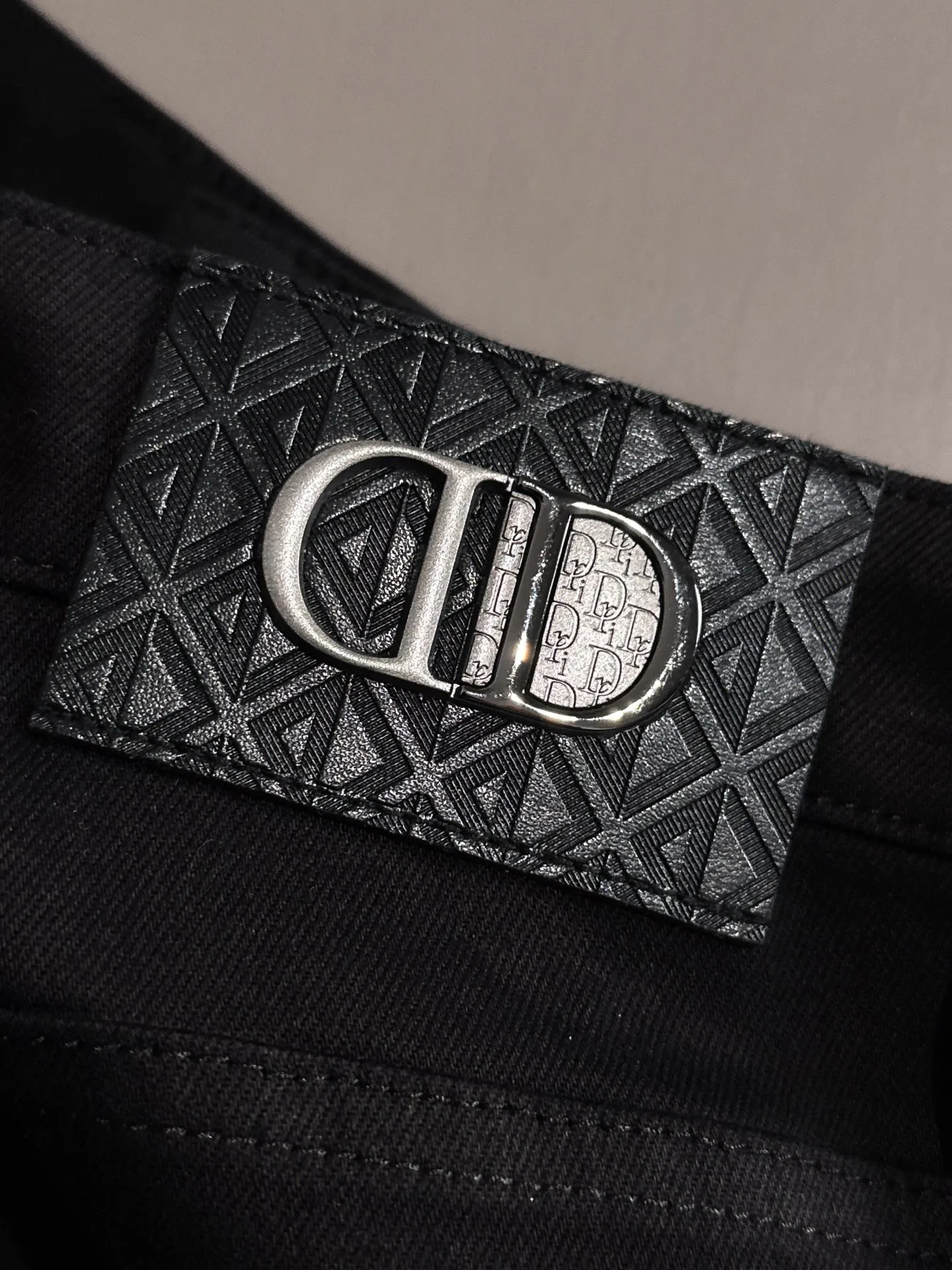 🅿️400 Dior’s new 2025 four-season hot brick pocket slim-fit jeans trousers are woven from imported Japanese Denim plain cotton denim fabric. They are complete with three standards, simple yet elegant, soft, delicate and comfortable, and the upper body is versatile and fashionable! Light luxury, a must-have item for daily commuting! Code number: 28-40 (please state your height and weight when placing an order)