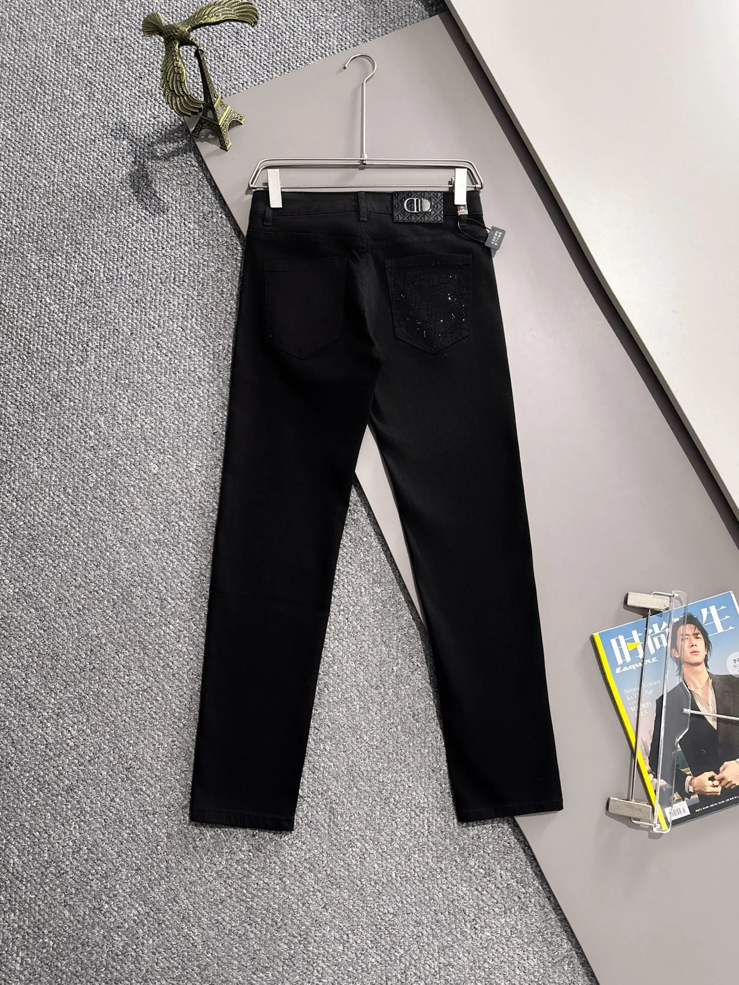 🅿️400 Dior’s new 2025 four-season hot brick pocket slim-fit jeans trousers are woven from imported Japanese Denim plain cotton denim fabric. They are complete with three standards, simple yet elegant, soft, delicate and comfortable, and the upper body is versatile and fashionable! Light luxury, a must-have item for daily commuting! Code number: 28-40 (please state your height and weight when placing an order)