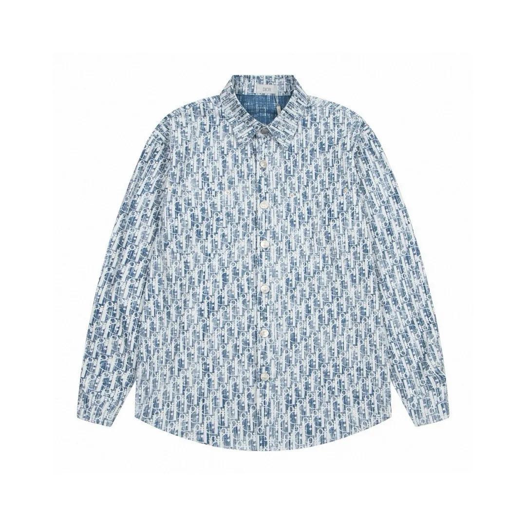🅿️260 new arrival: Style number: B117 DIOR/Dior𝘾𝙝𝙧𝙞𝙨𝙩𝙞𝙖𝙣 𝘿𝙞𝙤𝙧 CD × Stussy joint classic logo men's and women's casual printed shirt jacket 1⃣️The fabric adopts imported printing machine batch printing process technology, perfect control, different from other versions in the market, very high-quality fabric! Precise and high-quality craftsmanship allows the logo and fabric to be integrated into one! 2⃣️After washing, the upper body is soft and comfortable, extremely delicate, and feels solid, smooth and soft. The fabric has the characteristics of being wrinkle-free and has an invincible feel. The details are perfectly handled! 3⃣️The workmanship details are perfectly controlled, all are hemmed with vest technology, and the inside of the sleeves are also used. Different from the four-needle and five-thread workmanship, the collar is also designed with interlining, which shows high-end fashion and personality. The style is fashionable, simple and elegant, and it is a very versatile jacket! 4⃣️Hang tag accessories are all customized from the original version! Same style for men and women Color: washed light blue Size: S, M, L, XL