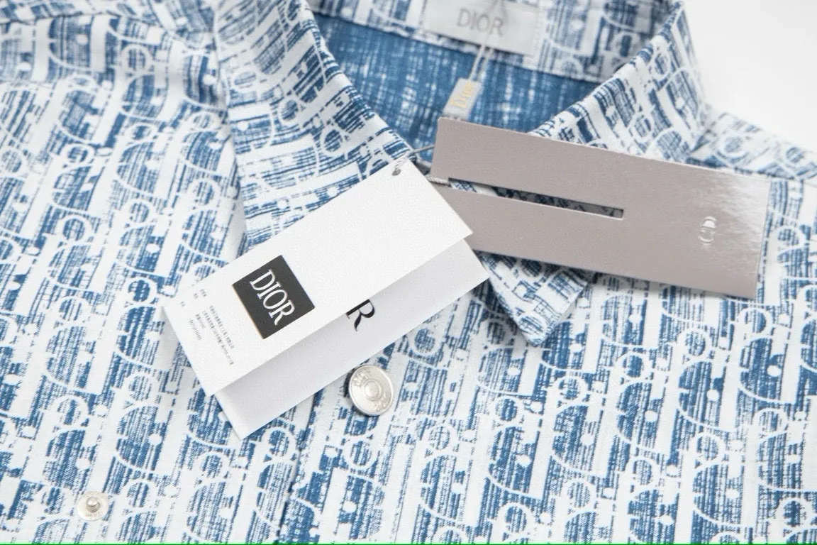🅿️260 new arrival: Style number: B117 DIOR/Dior𝘾𝙝𝙧𝙞𝙨𝙩𝙞𝙖𝙣 𝘿𝙞𝙤𝙧 CD × Stussy joint classic logo men's and women's casual printed shirt jacket 1⃣️The fabric adopts imported printing machine batch printing process technology, perfect control, different from other versions in the market, very high-quality fabric! Precise and high-quality craftsmanship allows the logo and fabric to be integrated into one! 2⃣️After washing, the upper body is soft and comfortable, extremely delicate, and feels solid, smooth and soft. The fabric has the characteristics of being wrinkle-free and has an invincible feel. The details are perfectly handled! 3⃣️The workmanship details are perfectly controlled, all are hemmed with vest technology, and the inside of the sleeves are also used. Different from the four-needle and five-thread workmanship, the collar is also designed with interlining, which shows high-end fashion and personality. The style is fashionable, simple and elegant, and it is a very versatile jacket! 4⃣️Hang tag accessories are all customized from the original version! Same style for men and women Color: washed light blue Size: S, M, L, XL