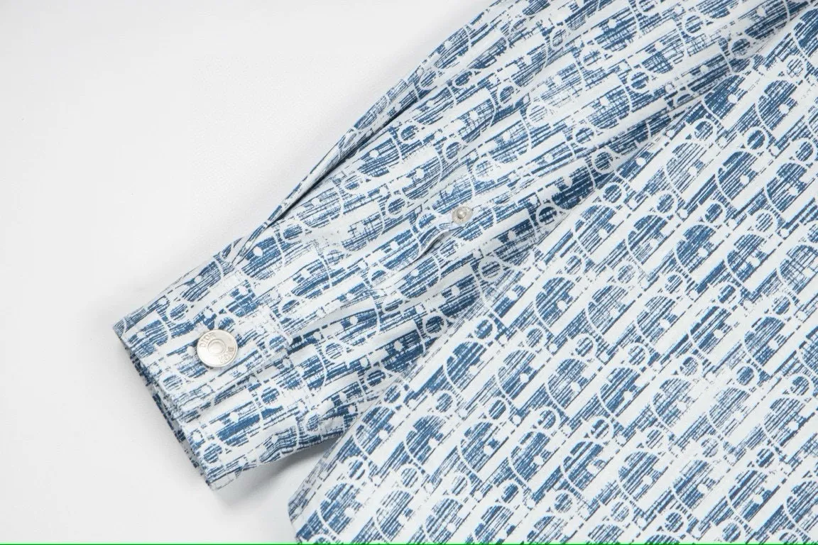 🅿️260 new arrival: Style number: B117 DIOR/Dior𝘾𝙝𝙧𝙞𝙨𝙩𝙞𝙖𝙣 𝘿𝙞𝙤𝙧 CD × Stussy joint classic logo men's and women's casual printed shirt jacket 1⃣️The fabric adopts imported printing machine batch printing process technology, perfect control, different from other versions in the market, very high-quality fabric! Precise and high-quality craftsmanship allows the logo and fabric to be integrated into one! 2⃣️After washing, the upper body is soft and comfortable, extremely delicate, and feels solid, smooth and soft. The fabric has the characteristics of being wrinkle-free and has an invincible feel. The details are perfectly handled! 3⃣️The workmanship details are perfectly controlled, all are hemmed with vest technology, and the inside of the sleeves are also used. Different from the four-needle and five-thread workmanship, the collar is also designed with interlining, which shows high-end fashion and personality. The style is fashionable, simple and elegant, and it is a very versatile jacket! 4⃣️Hang tag accessories are all customized from the original version! Same style for men and women Color: washed light blue Size: S, M, L, XL