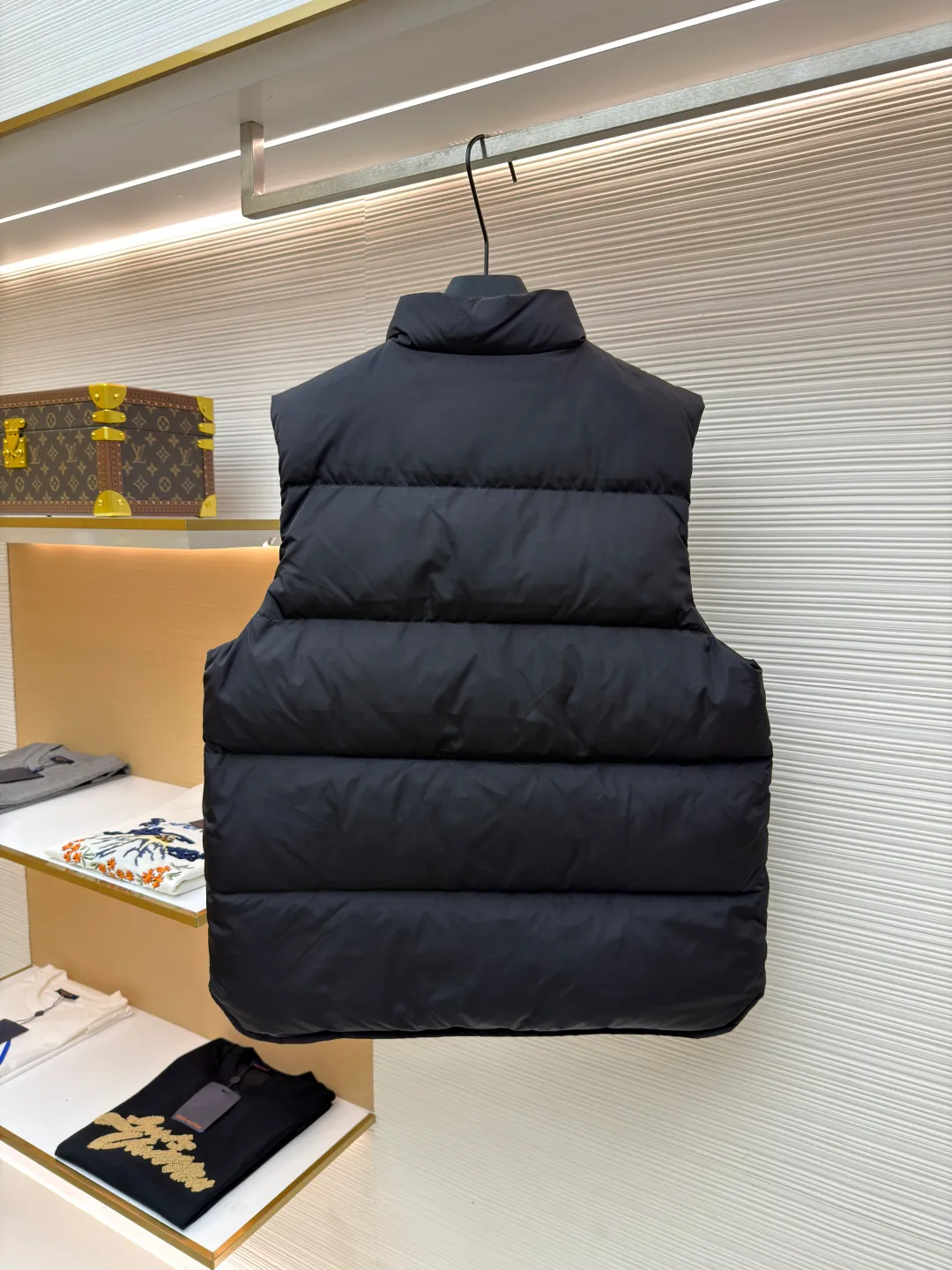 PRADA fabric triangle down vest ●Original version: purchased and developed by 12092 ●Item number: 1681119-C10 ●Fabric: white duck down fabric ●Technology: patch production ●Version: fitted version ●Weight: about 430 grams ●Size: 46-48-50-52 ●Description: The brand's iconic regenerated nylon fabric is selected, which has the same performance as traditional nylon, with high strength, tear resistance, wear resistance and other characteristics. It is lightweight and waterproof, suitable for various scenarios. Anti-wrinkle, quick-drying and easy to maintain on a daily basis. The felt cloth material is flatly fixed on the stamping machine table. Under the control of the ground controller, the upper mold is driven to move downward at extremely high speed and pressure. The sharp edge under pressure cuts off the felt cloth fibers instantly and cleanly like a paper knife. The whole process is completed within milliseconds. Through precise calculation, the triangle shape with no burrs and brushed edges is formed. It uses 90 white duck down with a weight of 160g to ensure excellent thermal insulation performance. After strict screening and processing, the velvet is not easy to drill, ensuring durability. The overall wiring is straight and delicate, the fabric is comfortable and soft, and the color is consistent without color difference. It can be matched with the same style to create a fashionable look and control various occasions. Customized accessories, complete with three standards, same style for men and women!