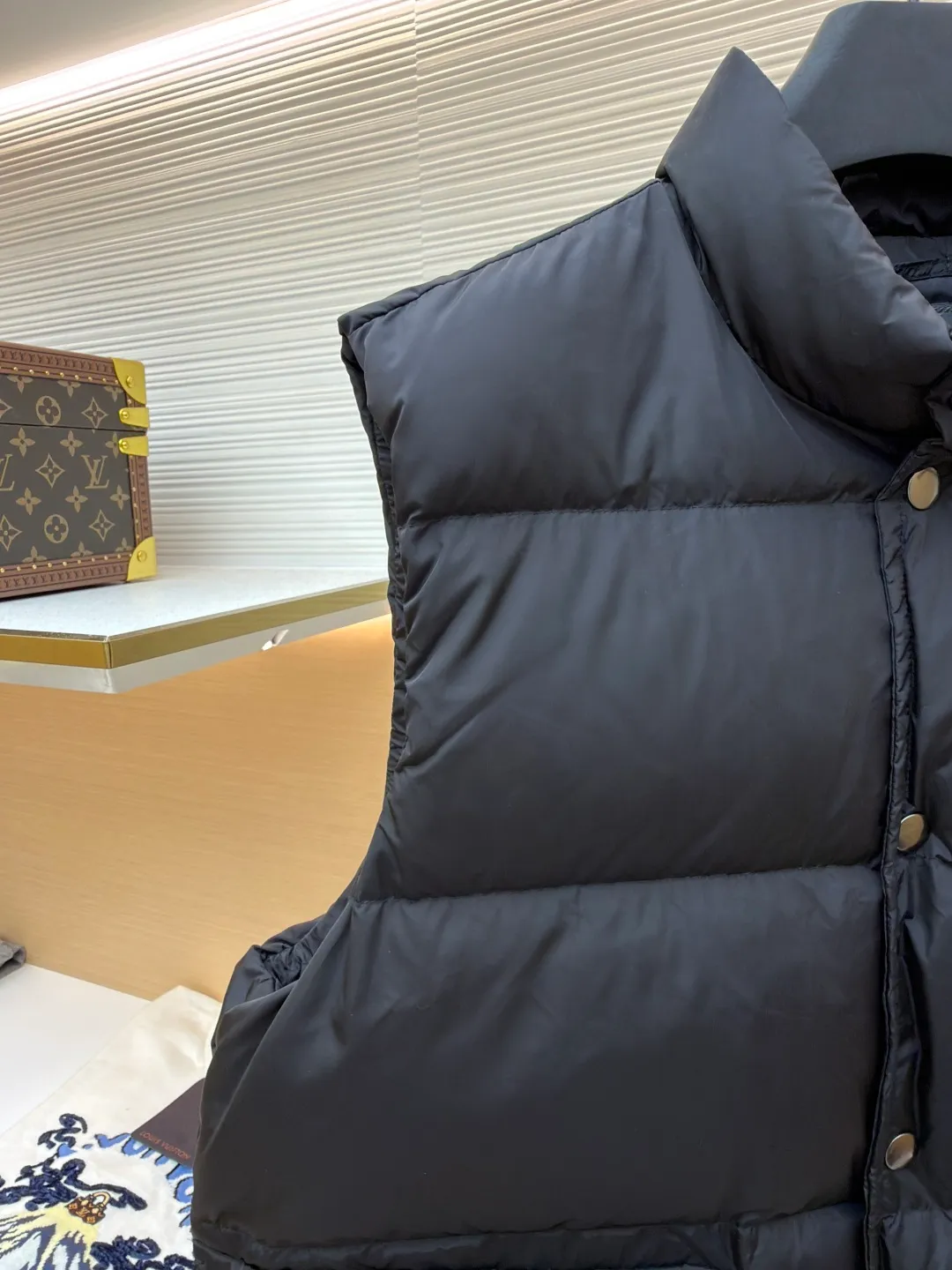 PRADA fabric triangle down vest ●Original version: purchased and developed by 12092 ●Item number: 1681119-C10 ●Fabric: white duck down fabric ●Technology: patch production ●Version: fitted version ●Weight: about 430 grams ●Size: 46-48-50-52 ●Description: The brand's iconic regenerated nylon fabric is selected, which has the same performance as traditional nylon, with high strength, tear resistance, wear resistance and other characteristics. It is lightweight and waterproof, suitable for various scenarios. Anti-wrinkle, quick-drying and easy to maintain on a daily basis. The felt cloth material is flatly fixed on the stamping machine table. Under the control of the ground controller, the upper mold is driven to move downward at extremely high speed and pressure. The sharp edge under pressure cuts off the felt cloth fibers instantly and cleanly like a paper knife. The whole process is completed within milliseconds. Through precise calculation, the triangle shape with no burrs and brushed edges is formed. It uses 90 white duck down with a weight of 160g to ensure excellent thermal insulation performance. After strict screening and processing, the velvet is not easy to drill, ensuring durability. The overall wiring is straight and delicate, the fabric is comfortable and soft, and the color is consistent without color difference. It can be matched with the same style to create a fashionable look and control various occasions. Customized accessories, complete with three standards, same style for men and women!