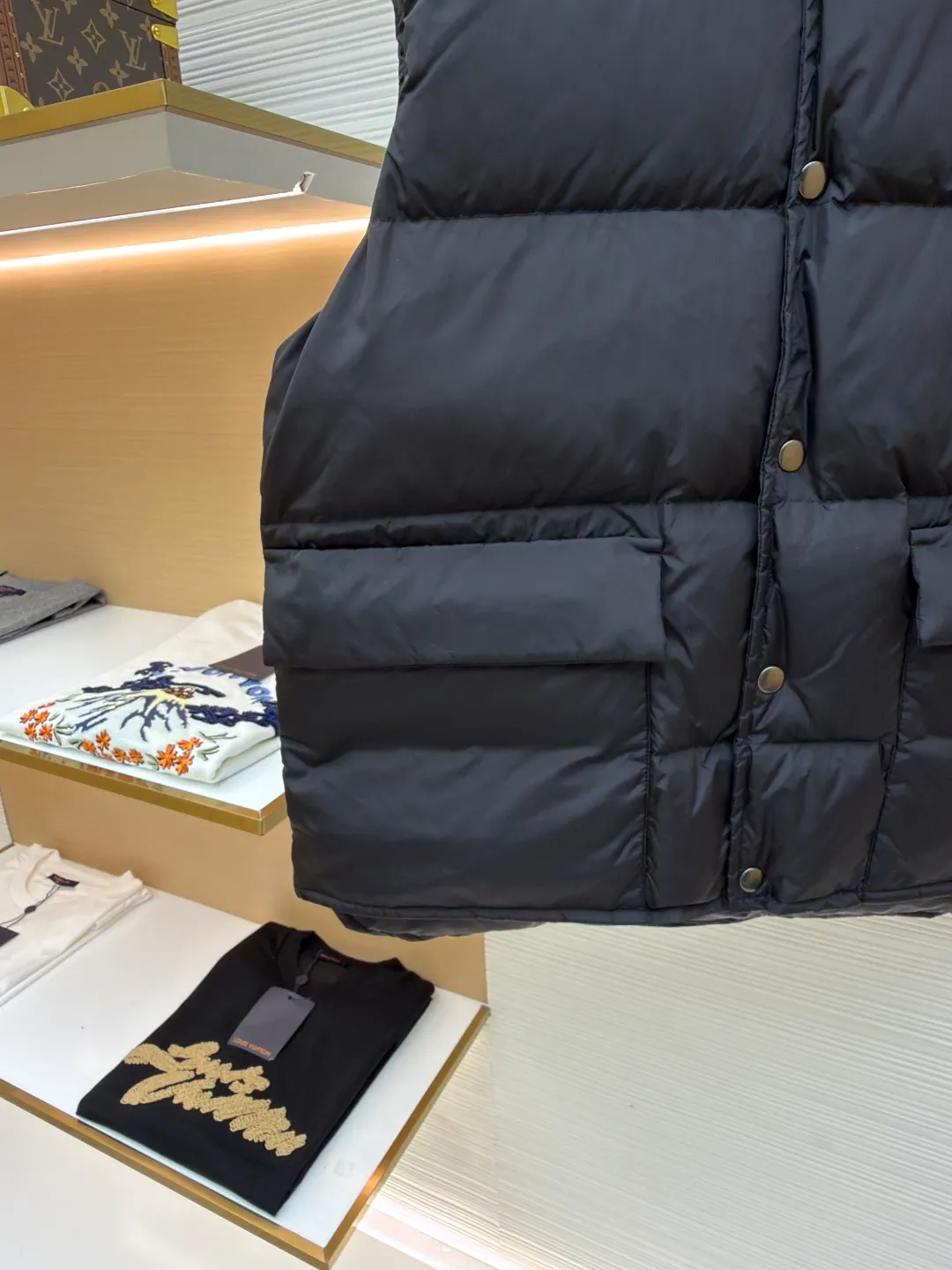 PRADA fabric triangle down vest ●Original version: purchased and developed by 12092 ●Item number: 1681119-C10 ●Fabric: white duck down fabric ●Technology: patch production ●Version: fitted version ●Weight: about 430 grams ●Size: 46-48-50-52 ●Description: The brand's iconic regenerated nylon fabric is selected, which has the same performance as traditional nylon, with high strength, tear resistance, wear resistance and other characteristics. It is lightweight and waterproof, suitable for various scenarios. Anti-wrinkle, quick-drying and easy to maintain on a daily basis. The felt cloth material is flatly fixed on the stamping machine table. Under the control of the ground controller, the upper mold is driven to move downward at extremely high speed and pressure. The sharp edge under pressure cuts off the felt cloth fibers instantly and cleanly like a paper knife. The whole process is completed within milliseconds. Through precise calculation, the triangle shape with no burrs and brushed edges is formed. It uses 90 white duck down with a weight of 160g to ensure excellent thermal insulation performance. After strict screening and processing, the velvet is not easy to drill, ensuring durability. The overall wiring is straight and delicate, the fabric is comfortable and soft, and the color is consistent without color difference. It can be matched with the same style to create a fashionable look and control various occasions. Customized accessories, complete with three standards, same style for men and women!