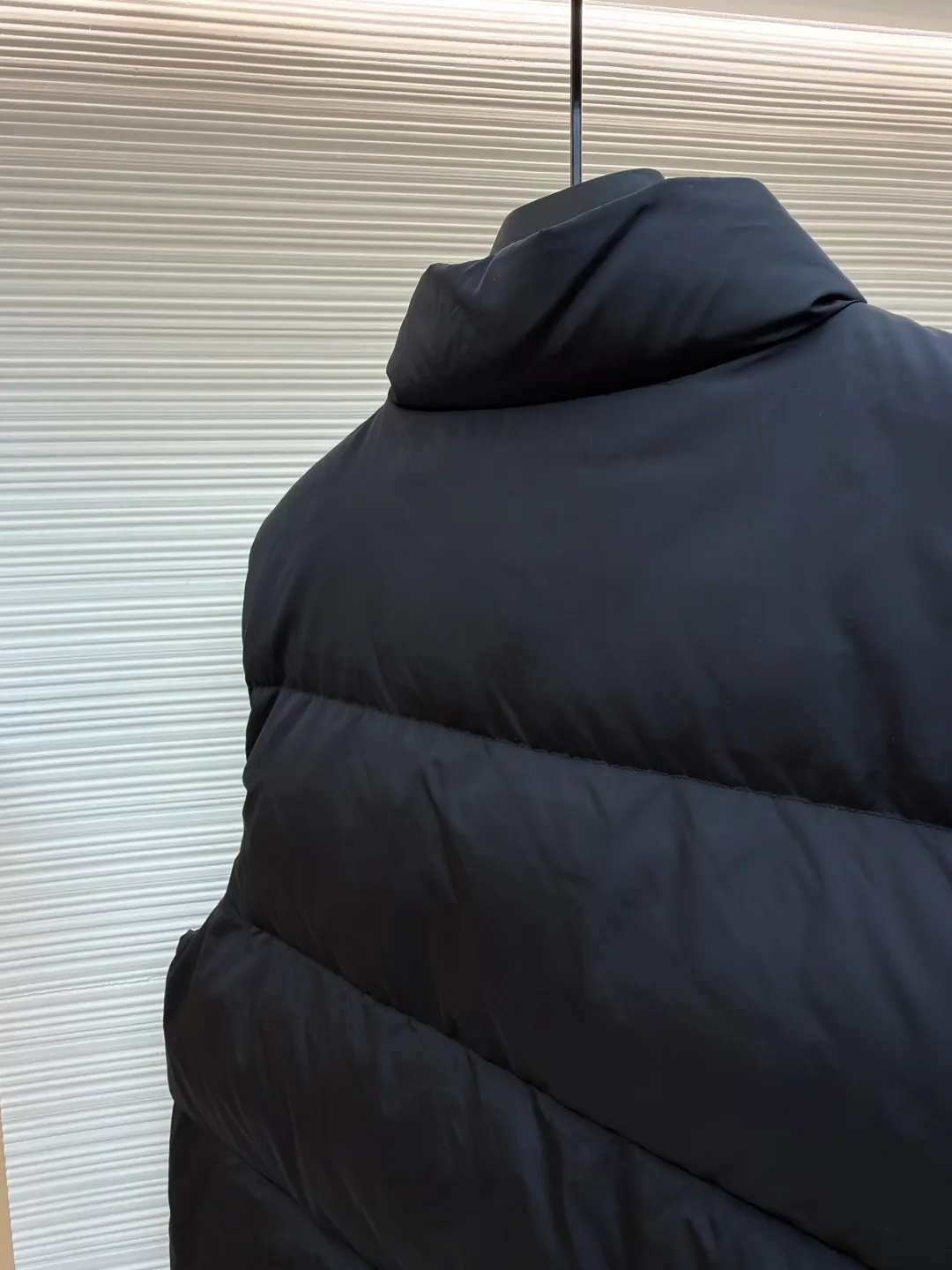 PRADA fabric triangle down vest ●Original version: purchased and developed by 12092 ●Item number: 1681119-C10 ●Fabric: white duck down fabric ●Technology: patch production ●Version: fitted version ●Weight: about 430 grams ●Size: 46-48-50-52 ●Description: The brand's iconic regenerated nylon fabric is selected, which has the same performance as traditional nylon, with high strength, tear resistance, wear resistance and other characteristics. It is lightweight and waterproof, suitable for various scenarios. Anti-wrinkle, quick-drying and easy to maintain on a daily basis. The felt cloth material is flatly fixed on the stamping machine table. Under the control of the ground controller, the upper mold is driven to move downward at extremely high speed and pressure. The sharp edge under pressure cuts off the felt cloth fibers instantly and cleanly like a paper knife. The whole process is completed within milliseconds. Through precise calculation, the triangle shape with no burrs and brushed edges is formed. It uses 90 white duck down with a weight of 160g to ensure excellent thermal insulation performance. After strict screening and processing, the velvet is not easy to drill, ensuring durability. The overall wiring is straight and delicate, the fabric is comfortable and soft, and the color is consistent without color difference. It can be matched with the same style to create a fashionable look and control various occasions. Customized accessories, complete with three standards, same style for men and women!