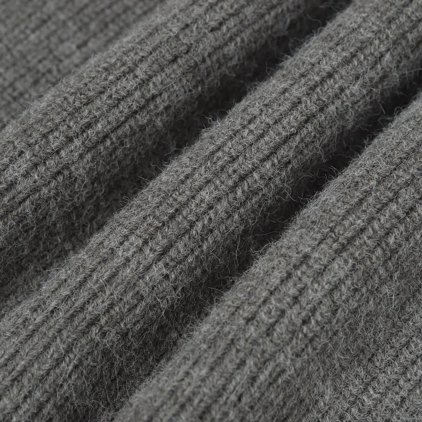 🅿️420 [Top quality] CD/Dior letter logo V-neck sweater. The fabric is made of 55% merino wool, 35% cotton yarn and 10% polyester. This fabric has high thermal insulation effect and upper body comfort. The embroidery uses 3D three-dimensional embroidery, and the chest is embellished with the DDIOR embroidery logo. Garment washing water removes impurities and lint smell, while effectively fixing the pattern and adding hand feel. This V-neck sweater highlights a classic silhouette. Crafted from gray goat hair jersey, it's enhanced with Dior Couture signature embroidery on the chest. Wear it with jeans and sneakers for a sophisticated yet casual modern look. Size:S/M/L