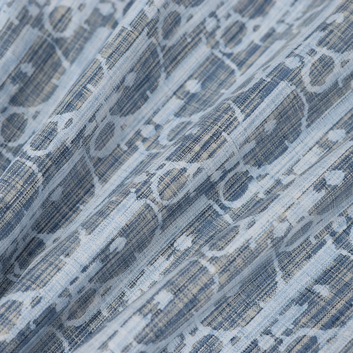 🅿️410 (original quality) CD 20FW full-print jacquard denim shirt, originally purchased for 14,500, different from the market version, exclusive molding and custom-made aluminum buckles, not easy to rust after long-term storage after washing. The "D1OR" letters on the small buttons on the pockets are clearly visible. The letters on the fabric are printed using a discharge printing process, which is to change the original color of the yarn to white and gray. It is not the so-called printed or jacquard fabric on the market. The texture of the fabric is thick and stiff, and it is not the soft and thin material on the market. Pay attention to the distinction. The fabric characteristics are not easy to wrinkle. The dyeing yarn 100% restores the original color, which is an instant hit on the market version. size: 38 39 40 41