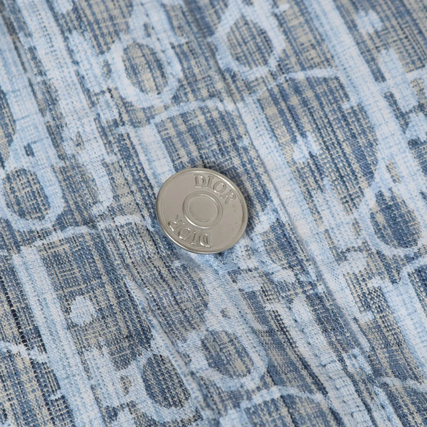 🅿️410 (original quality) CD 20FW full-print jacquard denim shirt, originally purchased for 14,500, different from the market version, exclusive molding and custom-made aluminum buckles, not easy to rust after long-term storage after washing. The "D1OR" letters on the small buttons on the pockets are clearly visible. The letters on the fabric are printed using a discharge printing process, which is to change the original color of the yarn to white and gray. It is not the so-called printed or jacquard fabric on the market. The texture of the fabric is thick and stiff, and it is not the soft and thin material on the market. Pay attention to the distinction. The fabric characteristics are not easy to wrinkle. The dyeing yarn 100% restores the original color, which is an instant hit on the market version. size: 38 39 40 41