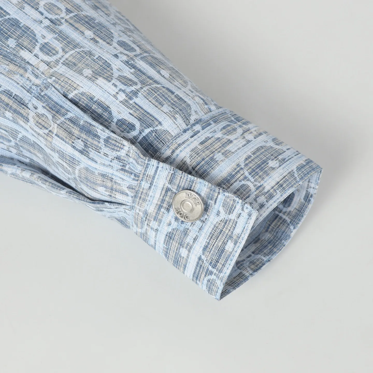 🅿️410 (original quality) CD 20FW full-print jacquard denim shirt, originally purchased for 14,500, different from the market version, exclusive molding and custom-made aluminum buckles, not easy to rust after long-term storage after washing. The "D1OR" letters on the small buttons on the pockets are clearly visible. The letters on the fabric are printed using a discharge printing process, which is to change the original color of the yarn to white and gray. It is not the so-called printed or jacquard fabric on the market. The texture of the fabric is thick and stiff, and it is not the soft and thin material on the market. Pay attention to the distinction. The fabric characteristics are not easy to wrinkle. The dyeing yarn 100% restores the original color, which is an instant hit on the market version. size: 38 39 40 41