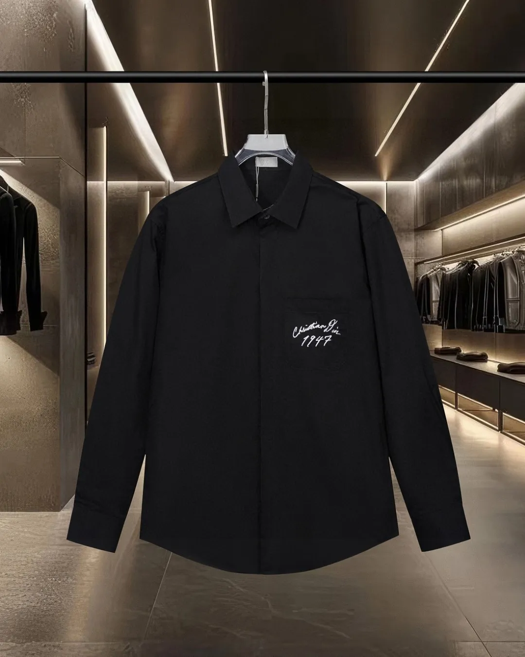 🅿️296 DIOR 🔥The most popular style is coming. Pocket 1947 letter logo embroidered long-sleeved shirt. 2025ss official website new long-sleeved shirt. Beautifully embroidered logo. High-end version. Customized fabrics at the counter. Highly breathable and comfortable. Seiko production. Impeccable detail processing. ✅Customized logo engraved buttons with three complete labels. Brand element design concept reflects high quality. It feels delicate and soft! It presents a casual cut and the upper body shape is great! 🐍Size: M-XXL