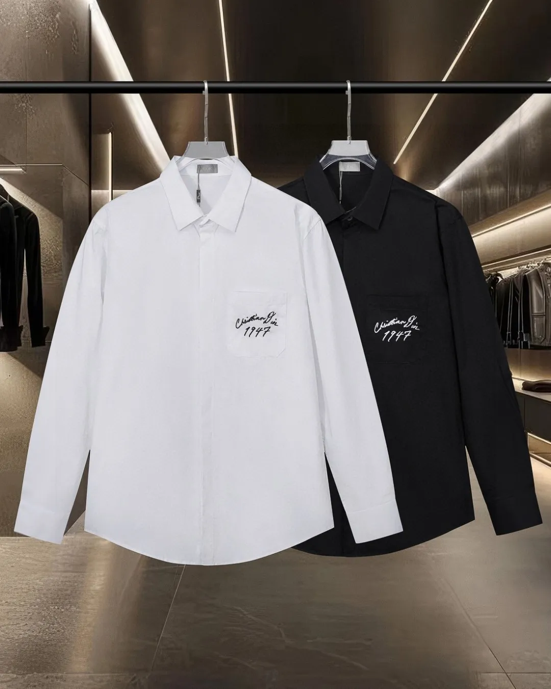 🅿️296 DIOR 🔥The most popular style is coming. Pocket 1947 letter logo embroidered long-sleeved shirt. 2025ss official website new long-sleeved shirt. Beautifully embroidered logo. High-end version. Customized fabrics at the counter. Highly breathable and comfortable. Seiko production. Impeccable detail processing. ✅Customized logo engraved buttons with three complete labels. Brand element design concept reflects high quality. It feels delicate and soft! It presents a casual cut and the upper body shape is great! 🐍Size: M-XXL