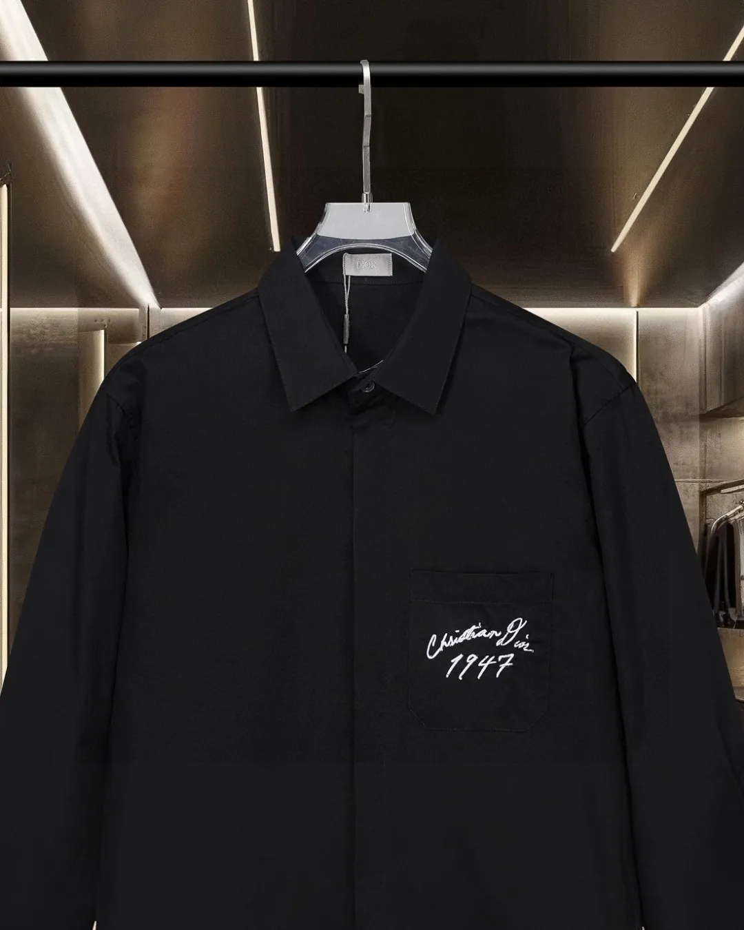 🅿️296 DIOR 🔥The most popular style is coming. Pocket 1947 letter logo embroidered long-sleeved shirt. 2025ss official website new long-sleeved shirt. Beautifully embroidered logo. High-end version. Customized fabrics at the counter. Highly breathable and comfortable. Seiko production. Impeccable detail processing. ✅Customized logo engraved buttons with three complete labels. Brand element design concept reflects high quality. It feels delicate and soft! It presents a casual cut and the upper body shape is great! 🐍Size: M-XXL