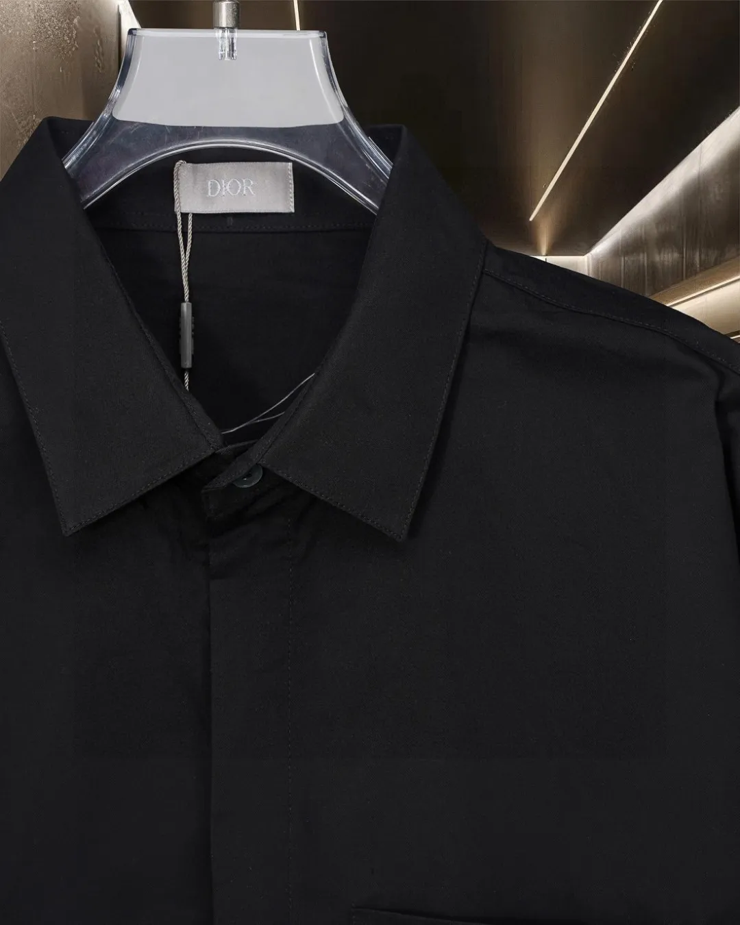 🅿️296 DIOR 🔥The most popular style is coming. Pocket 1947 letter logo embroidered long-sleeved shirt. 2025ss official website new long-sleeved shirt. Beautifully embroidered logo. High-end version. Customized fabrics at the counter. Highly breathable and comfortable. Seiko production. Impeccable detail processing. ✅Customized logo engraved buttons with three complete labels. Brand element design concept reflects high quality. It feels delicate and soft! It presents a casual cut and the upper body shape is great! 🐍Size: M-XXL