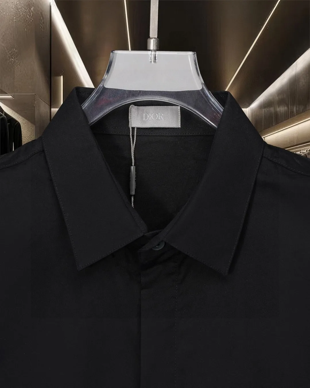 🅿️296 DIOR 🔥The most popular style is coming. Pocket 1947 letter logo embroidered long-sleeved shirt. 2025ss official website new long-sleeved shirt. Beautifully embroidered logo. High-end version. Customized fabrics at the counter. Highly breathable and comfortable. Seiko production. Impeccable detail processing. ✅Customized logo engraved buttons with three complete labels. Brand element design concept reflects high quality. It feels delicate and soft! It presents a casual cut and the upper body shape is great! 🐍Size: M-XXL