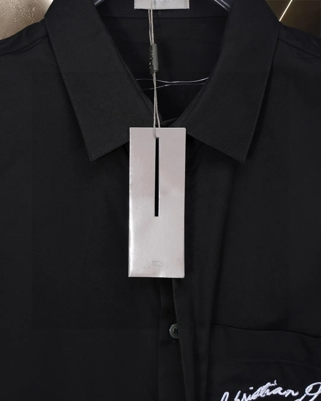 🅿️296 DIOR 🔥The most popular style is coming. Pocket 1947 letter logo embroidered long-sleeved shirt. 2025ss official website new long-sleeved shirt. Beautifully embroidered logo. High-end version. Customized fabrics at the counter. Highly breathable and comfortable. Seiko production. Impeccable detail processing. ✅Customized logo engraved buttons with three complete labels. Brand element design concept reflects high quality. It feels delicate and soft! It presents a casual cut and the upper body shape is great! 🐍Size: M-XXL