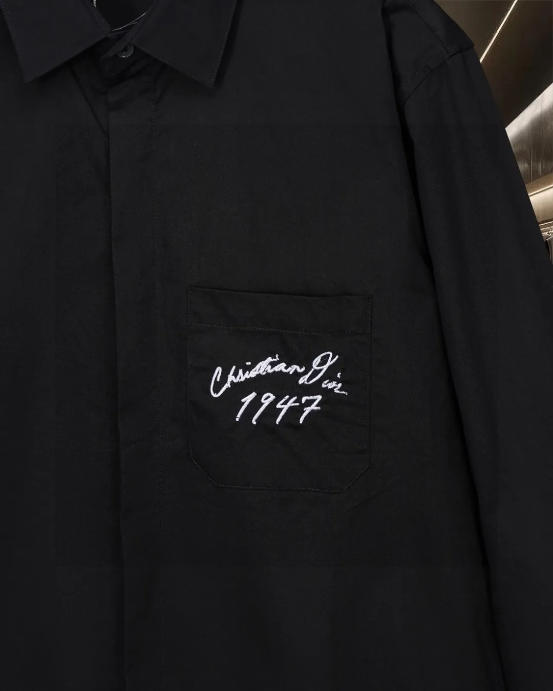 🅿️296 DIOR 🔥The most popular style is coming. Pocket 1947 letter logo embroidered long-sleeved shirt. 2025ss official website new long-sleeved shirt. Beautifully embroidered logo. High-end version. Customized fabrics at the counter. Highly breathable and comfortable. Seiko production. Impeccable detail processing. ✅Customized logo engraved buttons with three complete labels. Brand element design concept reflects high quality. It feels delicate and soft! It presents a casual cut and the upper body shape is great! 🐍Size: M-XXL