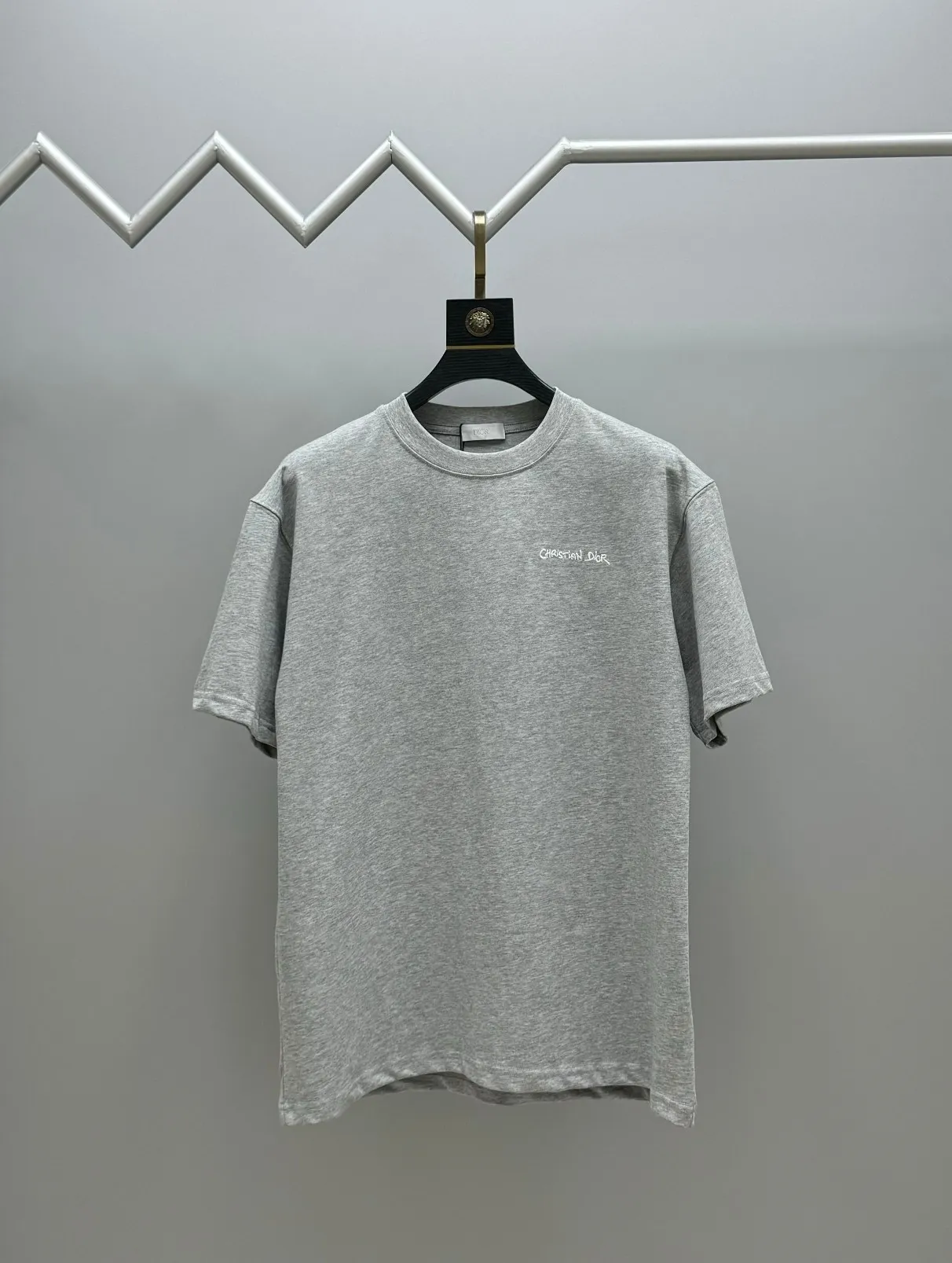 🅿️210 (top version, differentiated currency) will not be taken off the shelves all year round, sell with confidence Style: Dior/DIO.R short-sleeved T-shirt Fabric: 300g heavy double yarn 100% cotton Rib: 320g heavy Sorona 1*1 trendy brand Craftsmanship: imported machine embroidered logo Color: white black floral gray Size: XS S M L No gender distinction, the same style for men and women