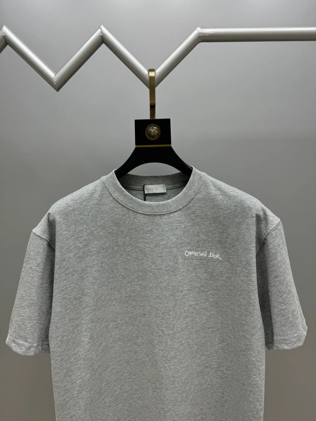 🅿️210 (top version, differentiated currency) will not be taken off the shelves all year round, sell with confidence Style: Dior/DIO.R short-sleeved T-shirt Fabric: 300g heavy double yarn 100% cotton Rib: 320g heavy Sorona 1*1 trendy brand Craftsmanship: imported machine embroidered logo Color: white black floral gray Size: XS S M L No gender distinction, the same style for men and women