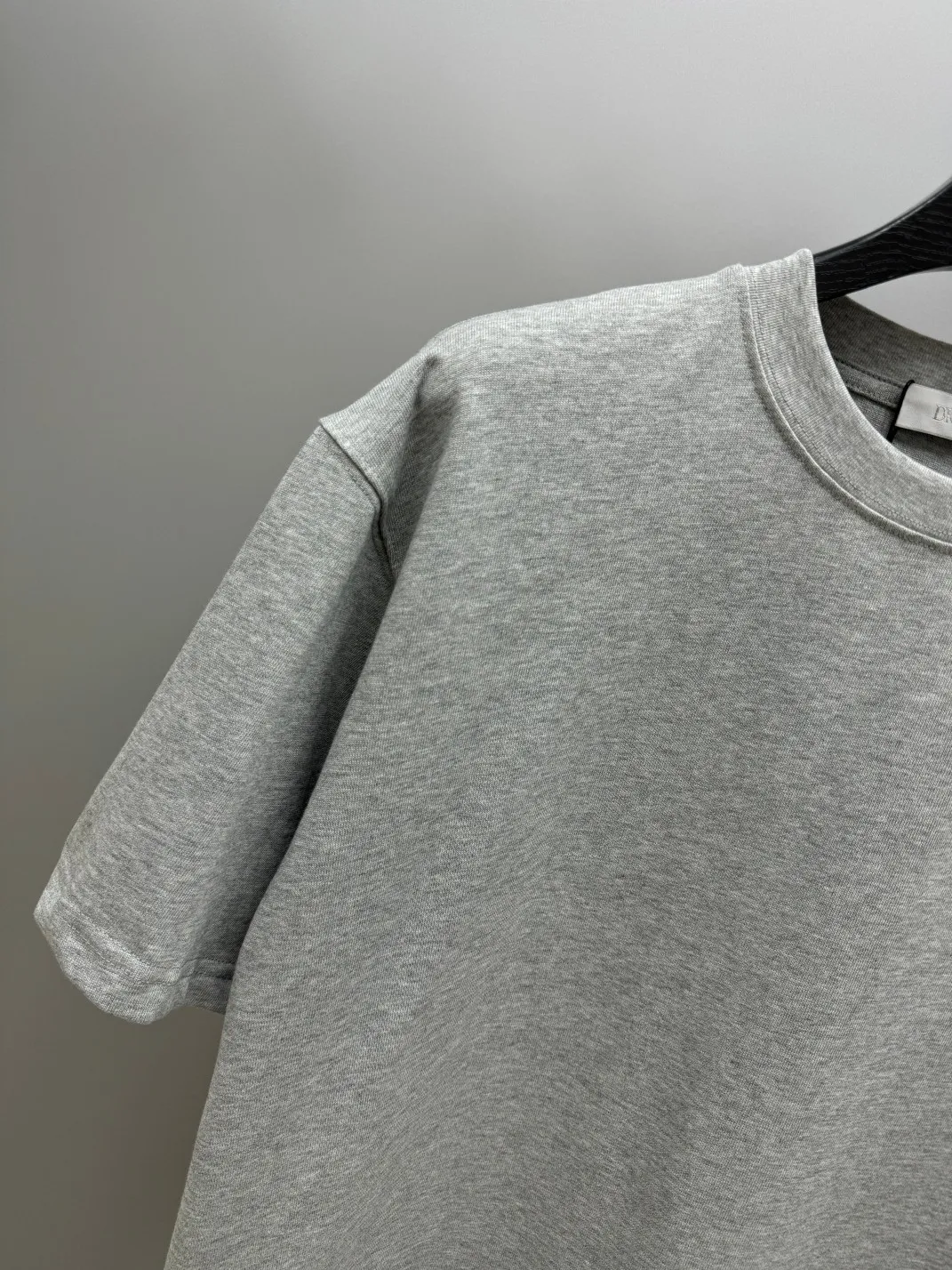 🅿️210 (top version, differentiated currency) will not be taken off the shelves all year round, sell with confidence Style: Dior/DIO.R short-sleeved T-shirt Fabric: 300g heavy double yarn 100% cotton Rib: 320g heavy Sorona 1*1 trendy brand Craftsmanship: imported machine embroidered logo Color: white black floral gray Size: XS S M L No gender distinction, the same style for men and women