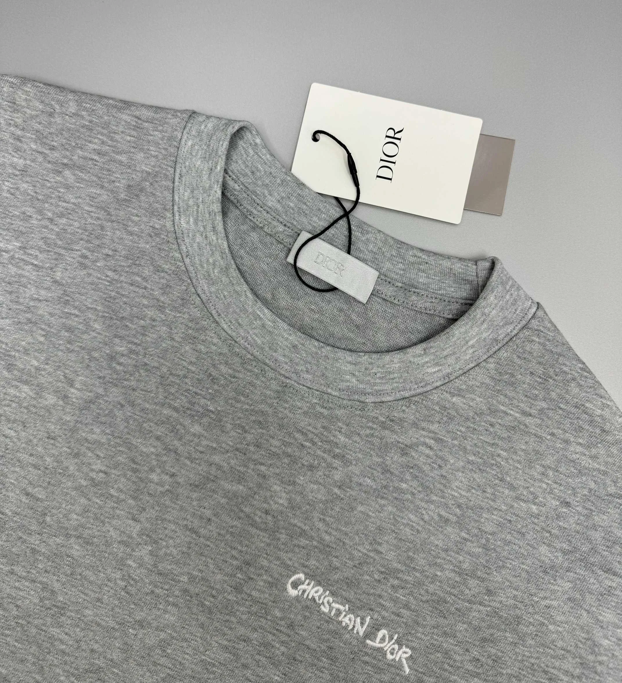 🅿️210 (top version, differentiated currency) will not be taken off the shelves all year round, sell with confidence Style: Dior/DIO.R short-sleeved T-shirt Fabric: 300g heavy double yarn 100% cotton Rib: 320g heavy Sorona 1*1 trendy brand Craftsmanship: imported machine embroidered logo Color: white black floral gray Size: XS S M L No gender distinction, the same style for men and women