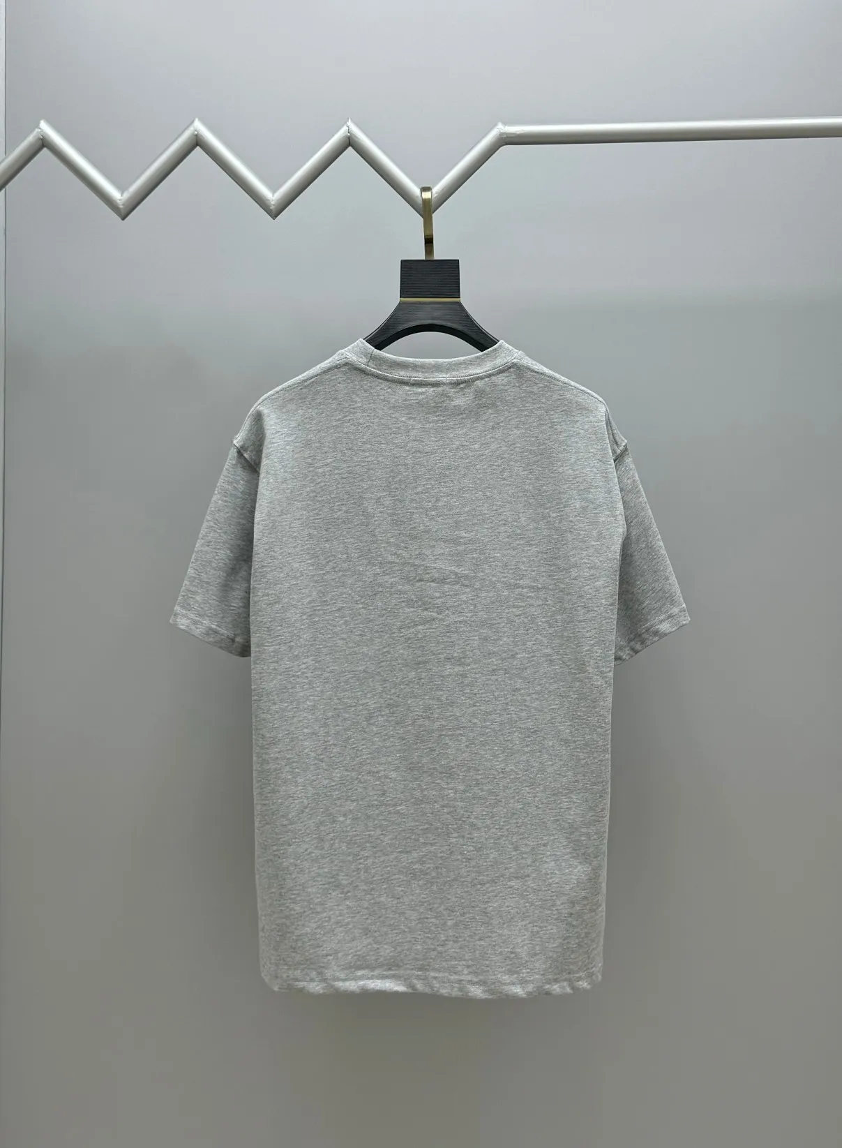 🅿️210 (top version, differentiated currency) will not be taken off the shelves all year round, sell with confidence Style: Dior/DIO.R short-sleeved T-shirt Fabric: 300g heavy double yarn 100% cotton Rib: 320g heavy Sorona 1*1 trendy brand Craftsmanship: imported machine embroidered logo Color: white black floral gray Size: XS S M L No gender distinction, the same style for men and women