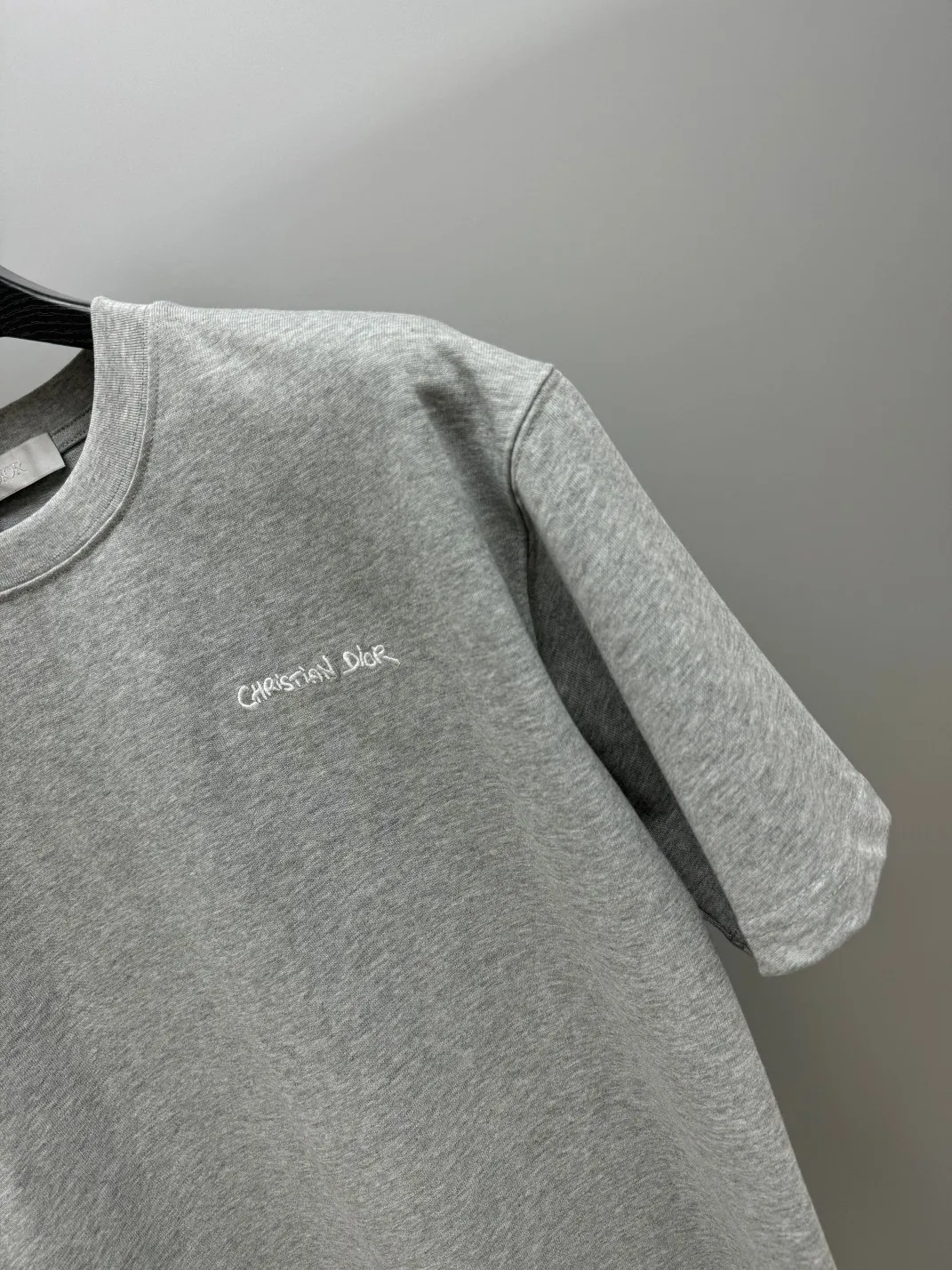 🅿️210 (top version, differentiated currency) will not be taken off the shelves all year round, sell with confidence Style: Dior/DIO.R short-sleeved T-shirt Fabric: 300g heavy double yarn 100% cotton Rib: 320g heavy Sorona 1*1 trendy brand Craftsmanship: imported machine embroidered logo Color: white black floral gray Size: XS S M L No gender distinction, the same style for men and women