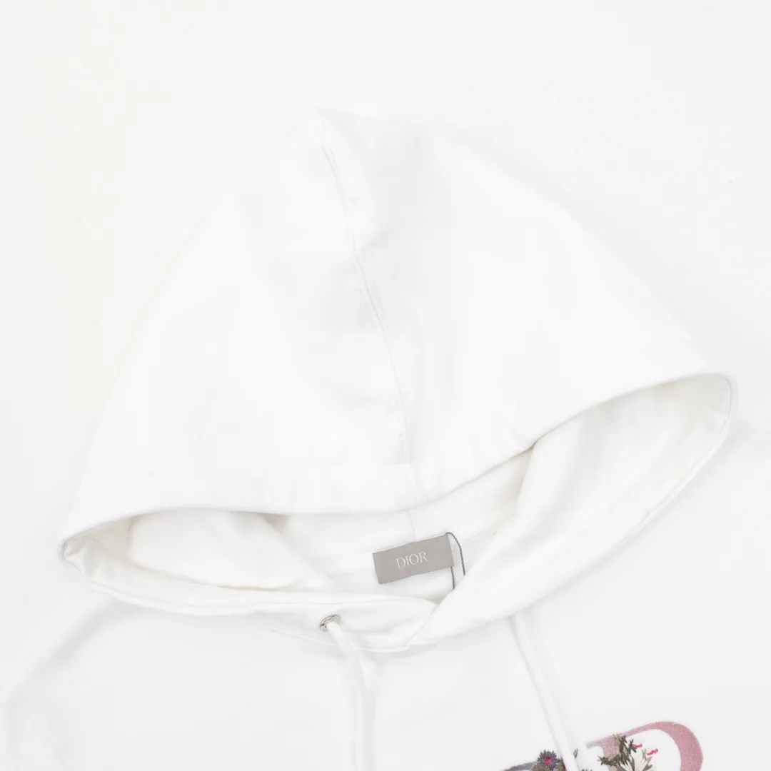 🅿️540 Dior/Dior 22Fw gradient floral letter embroidery hooded sweatshirt The front pattern uses imported embroidery thread, and the Di** pattern is made by the 100,000-needle embroidery process. Based on the embroidery, disperse dyes are combined to create the original gradient effect. The effect is made on the printing paper with disperse dyes and printing inks. The dye on the transfer paper is sublimated and transferred to the fabric through a machine at such a high temperature of about 210°C (400T). Disperse dyes are the only way to achieve this. Sublimated dyes are, in a sense, the only dyes that can be used for thermal transfer printing. Therefore, this process can only be used on fabrics composed of fibers that have an affinity for this type of dye. After thermal transfer, it is returned to the embroidery machine and embellished with thick needle embroidery. This gives the rough feeling of hand embroidery, combined with the design elements of imitation hand embroidery, and the overall effect is the ultimate. The upper body is fashionable and elegant, handsome and neat. Exclusive item, same style for men and women! Size:S-XL