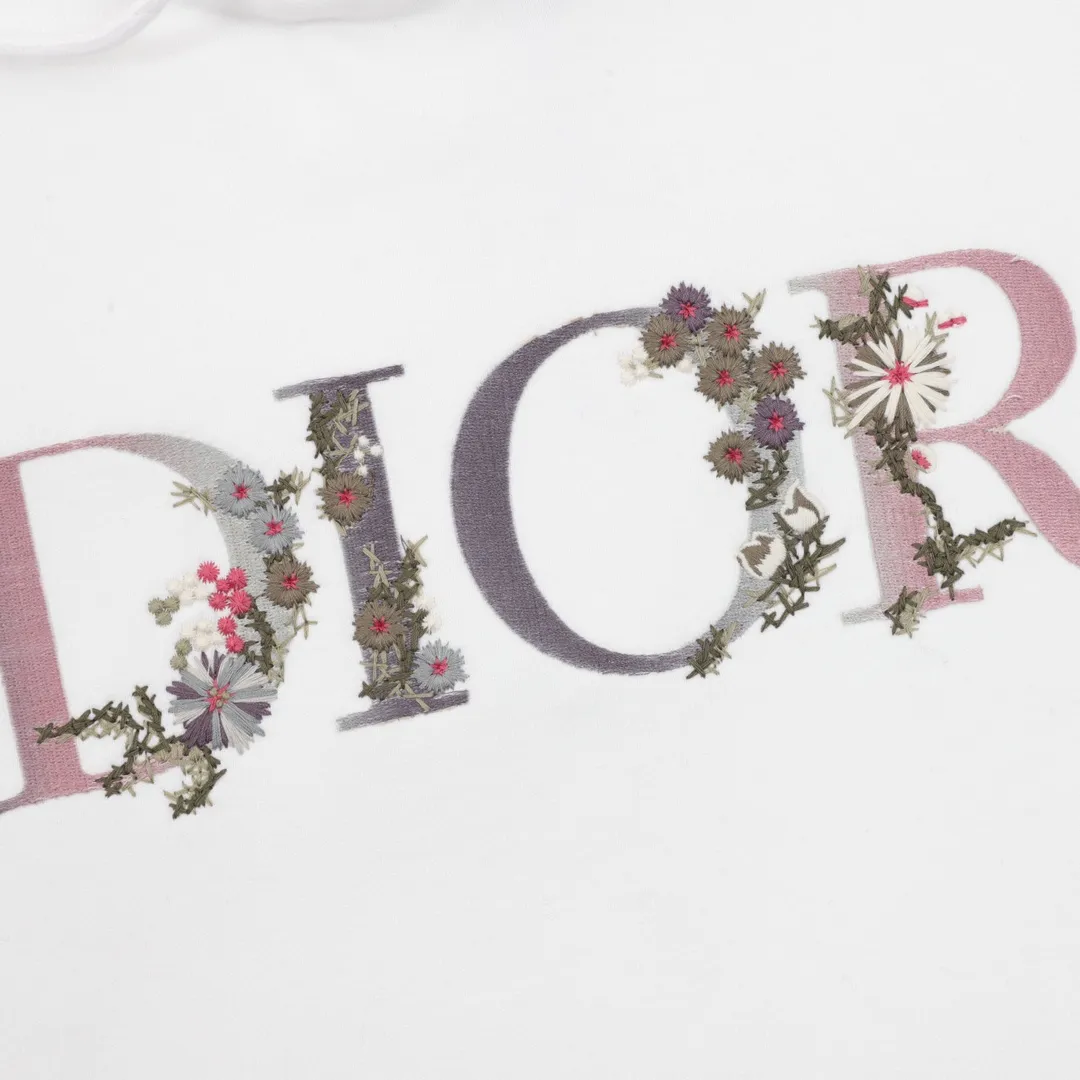 🅿️540 Dior/Dior 22Fw gradient floral letter embroidery hooded sweatshirt The front pattern uses imported embroidery thread, and the Di** pattern is made by the 100,000-needle embroidery process. Based on the embroidery, disperse dyes are combined to create the original gradient effect. The effect is made on the printing paper with disperse dyes and printing inks. The dye on the transfer paper is sublimated and transferred to the fabric through a machine at such a high temperature of about 210°C (400T). Disperse dyes are the only way to achieve this. Sublimated dyes are, in a sense, the only dyes that can be used for thermal transfer printing. Therefore, this process can only be used on fabrics composed of fibers that have an affinity for this type of dye. After thermal transfer, it is returned to the embroidery machine and embellished with thick needle embroidery. This gives the rough feeling of hand embroidery, combined with the design elements of imitation hand embroidery, and the overall effect is the ultimate. The upper body is fashionable and elegant, handsome and neat. Exclusive item, same style for men and women! Size:S-XL