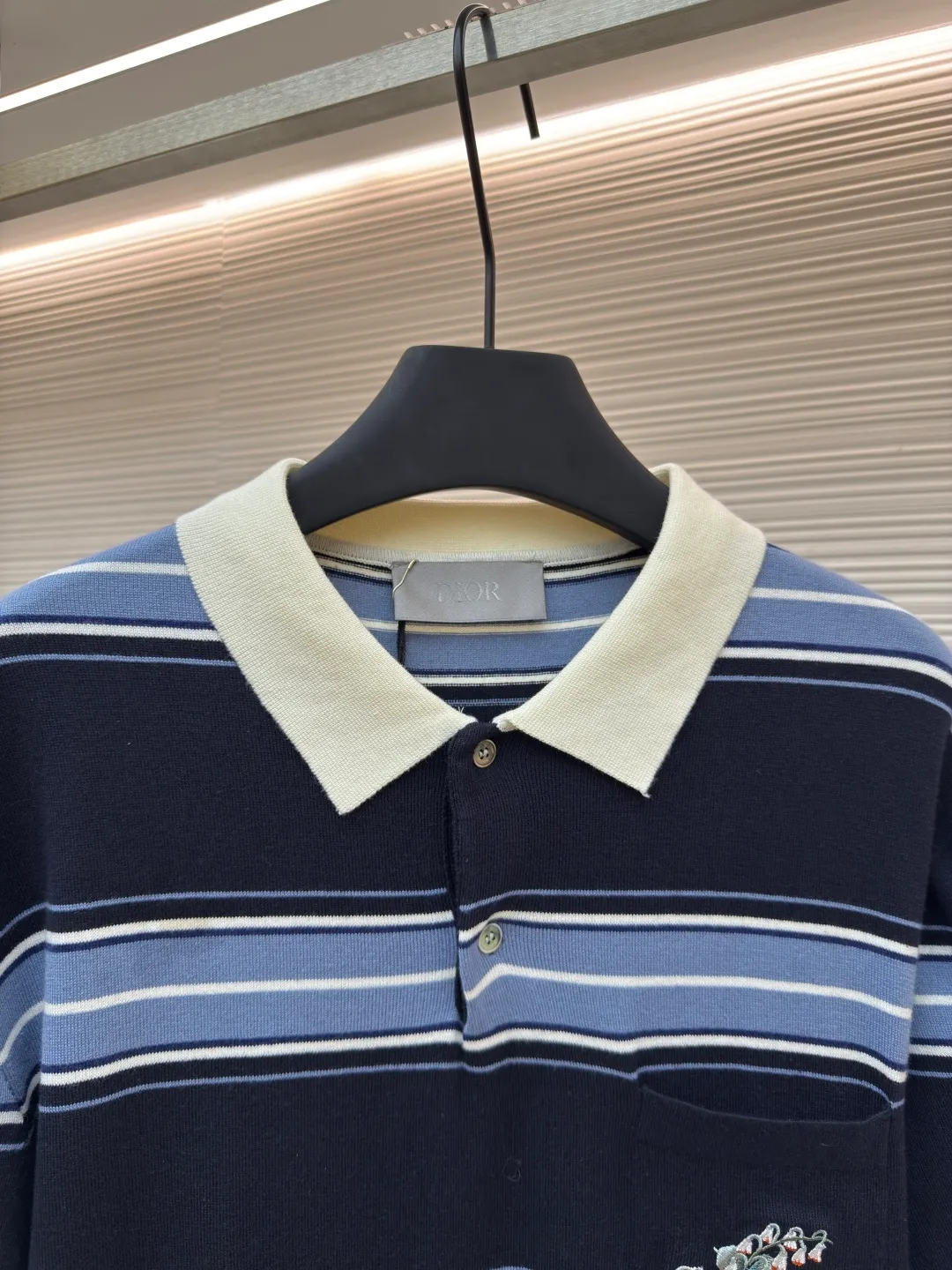 Dior lily of the valley embroidered lapel polo short sleeves ●Authentic product: Purchased and developed by 15150 ●Item number: 1680372-A80 ●Fabric: blue cotton blended woolen fabric ●Technology: embroidery production ●Version: fitted version ●Weight: about 265 grams ●Size: XS-S-M-L ●Description: Blue cotton blended wool jacquard, blue striped cotton blended wool fabric, which combines classic stripe elements with the exquisite craftsmanship of luxury brands. Woven from cotton blended wool, the material is breathable and drapey, and a small amount of synthetic fibers enhance wrinkle resistance. The striped texture design may be achieved through jacquard, welt or contrasting yarn; the surface is fine and smooth, with a slight bump in the striped part. The lily-of-the-valley style embroidery embellishments on the pockets adopt the needle embroidery process, which is a highly artistic and skillful hand-embroidery method; the needle method is used to embroider threads on the fabric to form various exquisite patterns and textures. The stitching has a strong sense of line and three-dimensionality, is lively and has good coverage. By adjusting the shape and size of the embroidery frame, the needle density and gradient density can be adjusted. The simple use of density can produce artistic effects of varying shades and sparses. The overall color is consistent with no color difference. It can be matched with the same style to create a fashionable look, and can be used in various occasions. Customized accessories, complete with three standards, the same style for men and women!
