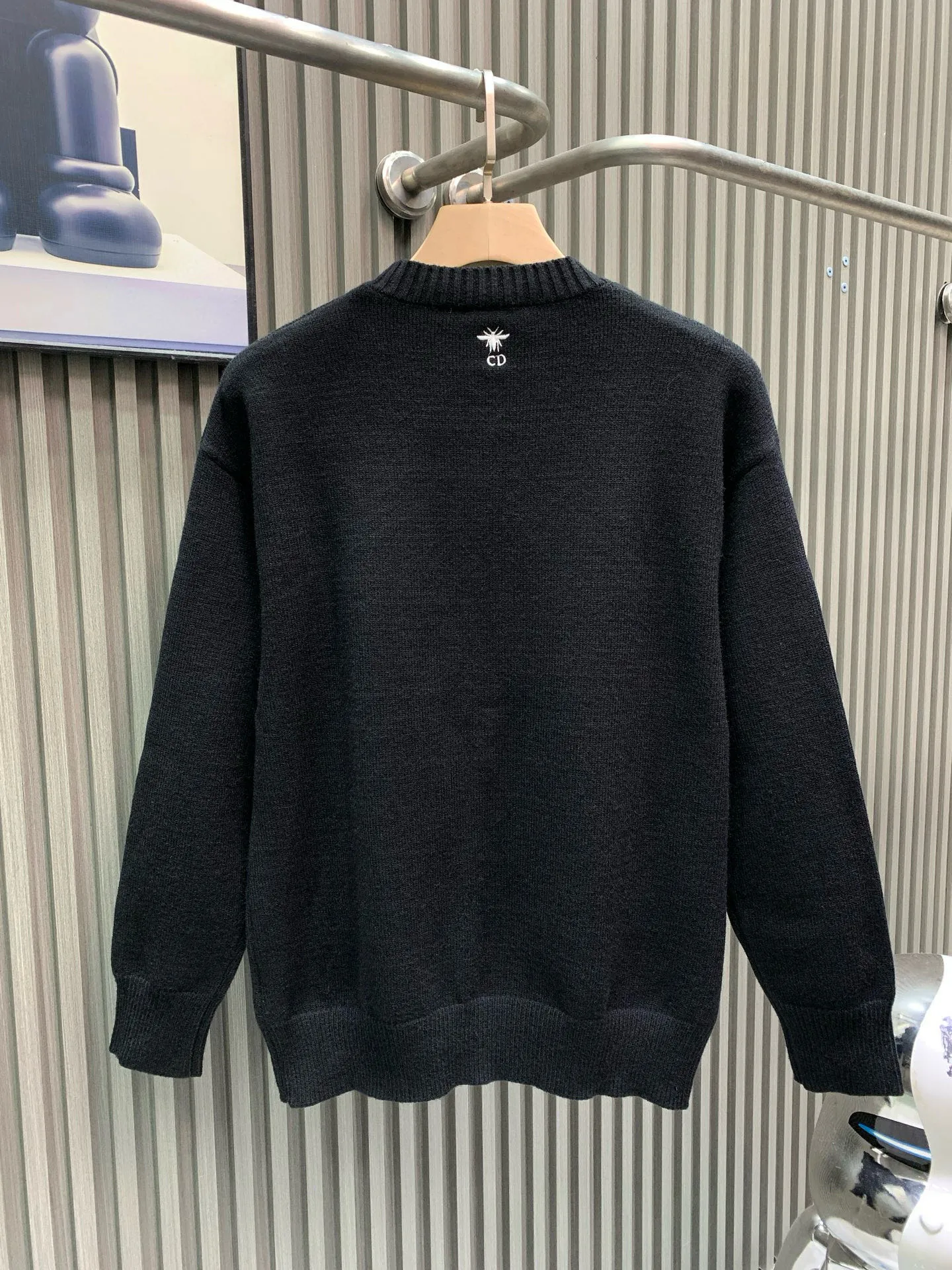 🅿️380 🀄️ DIRO Dior Dio*25 new early autumn knitted round neck pullover yb1:1 development, counter 18,000 yuan per piece, this kind of high-end feeling is really rare. Complete with hang tag + main label + washable label, it feels excellent, delicate and soft. The font design of the poem embroidery on the chest is also very artistic. It is ⚠️ double layer superimposed embroidery When embroidering on elastic, it is necessary to ensure that the two patterns are all in the same position. It is difficult to have a three-dimensional effect. Moreover, it is all hand-sewn stitch by stitch. It is really a very delicate one. The bee CD embroidery on the back is made of hot melt embroidery. The front and back sides are exactly the same. The embroidery is full and meticulous‼ ️Slim-fitting three-dimensional tailoring. It can be worn alone. It is very suitable for layering. It is thin and warm and looks great when worn together.