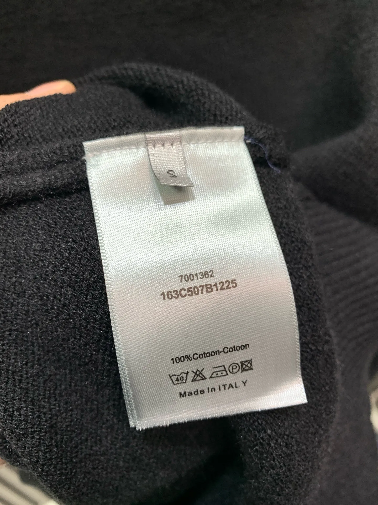 🅿️380 🀄️ DIRO Dior Dio*25 new early autumn knitted round neck pullover yb1:1 development, counter 18,000 yuan per piece, this kind of high-end feeling is really rare. Complete with hang tag + main label + washable label, it feels excellent, delicate and soft. The font design of the poem embroidery on the chest is also very artistic. It is ⚠️ double layer superimposed embroidery When embroidering on elastic, it is necessary to ensure that the two patterns are all in the same position. It is difficult to have a three-dimensional effect. Moreover, it is all hand-sewn stitch by stitch. It is really a very delicate one. The bee CD embroidery on the back is made of hot melt embroidery. The front and back sides are exactly the same. The embroidery is full and meticulous‼ ️Slim-fitting three-dimensional tailoring. It can be worn alone. It is very suitable for layering. It is thin and warm and looks great when worn together.