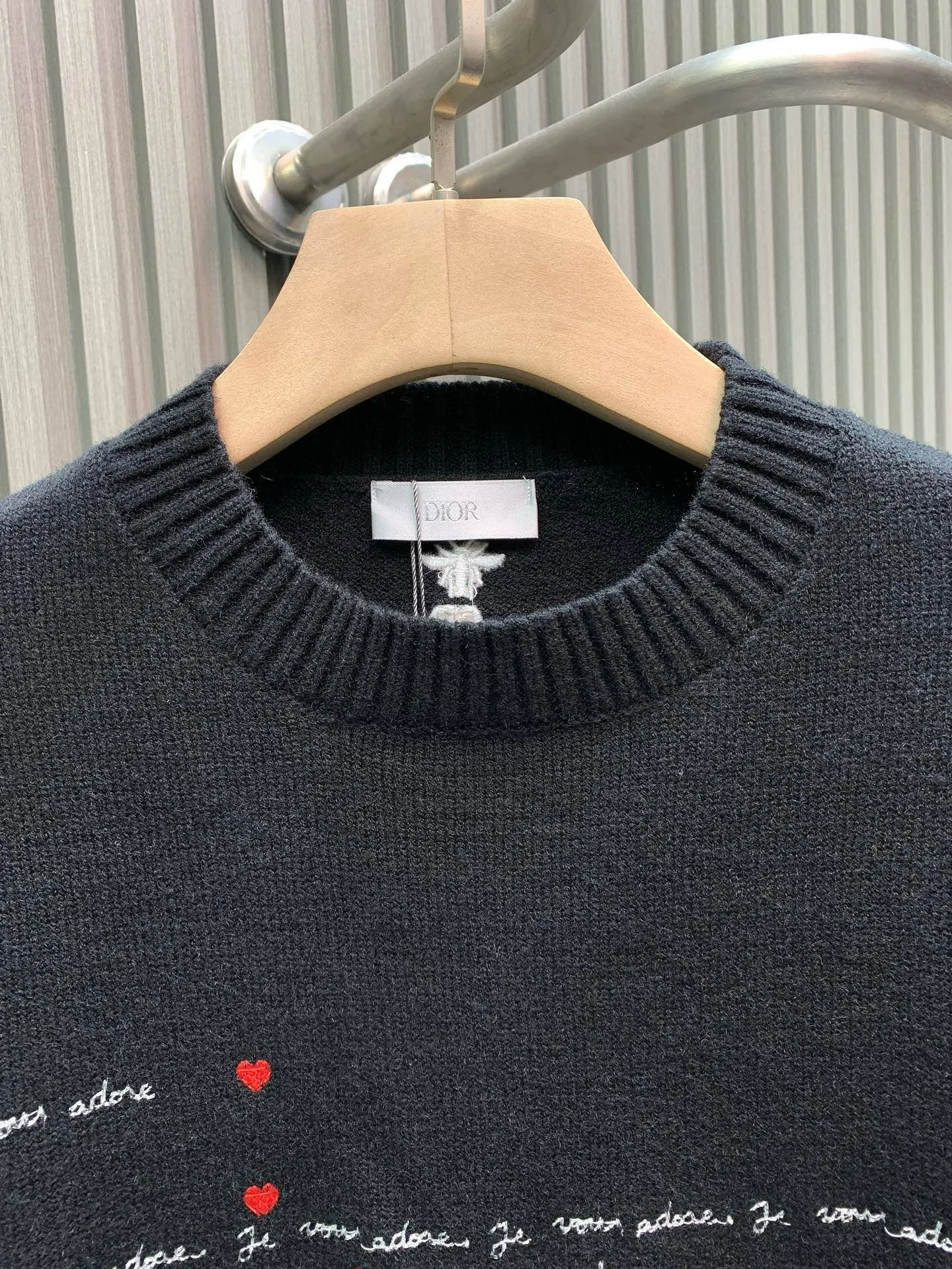 🅿️380 🀄️ DIRO Dior Dio*25 new early autumn knitted round neck pullover yb1:1 development, counter 18,000 yuan per piece, this kind of high-end feeling is really rare. Complete with hang tag + main label + washable label, it feels excellent, delicate and soft. The font design of the poem embroidery on the chest is also very artistic. It is ⚠️ double layer superimposed embroidery When embroidering on elastic, it is necessary to ensure that the two patterns are all in the same position. It is difficult to have a three-dimensional effect. Moreover, it is all hand-sewn stitch by stitch. It is really a very delicate one. The bee CD embroidery on the back is made of hot melt embroidery. The front and back sides are exactly the same. The embroidery is full and meticulous‼ ️Slim-fitting three-dimensional tailoring. It can be worn alone. It is very suitable for layering. It is thin and warm and looks great when worn together.