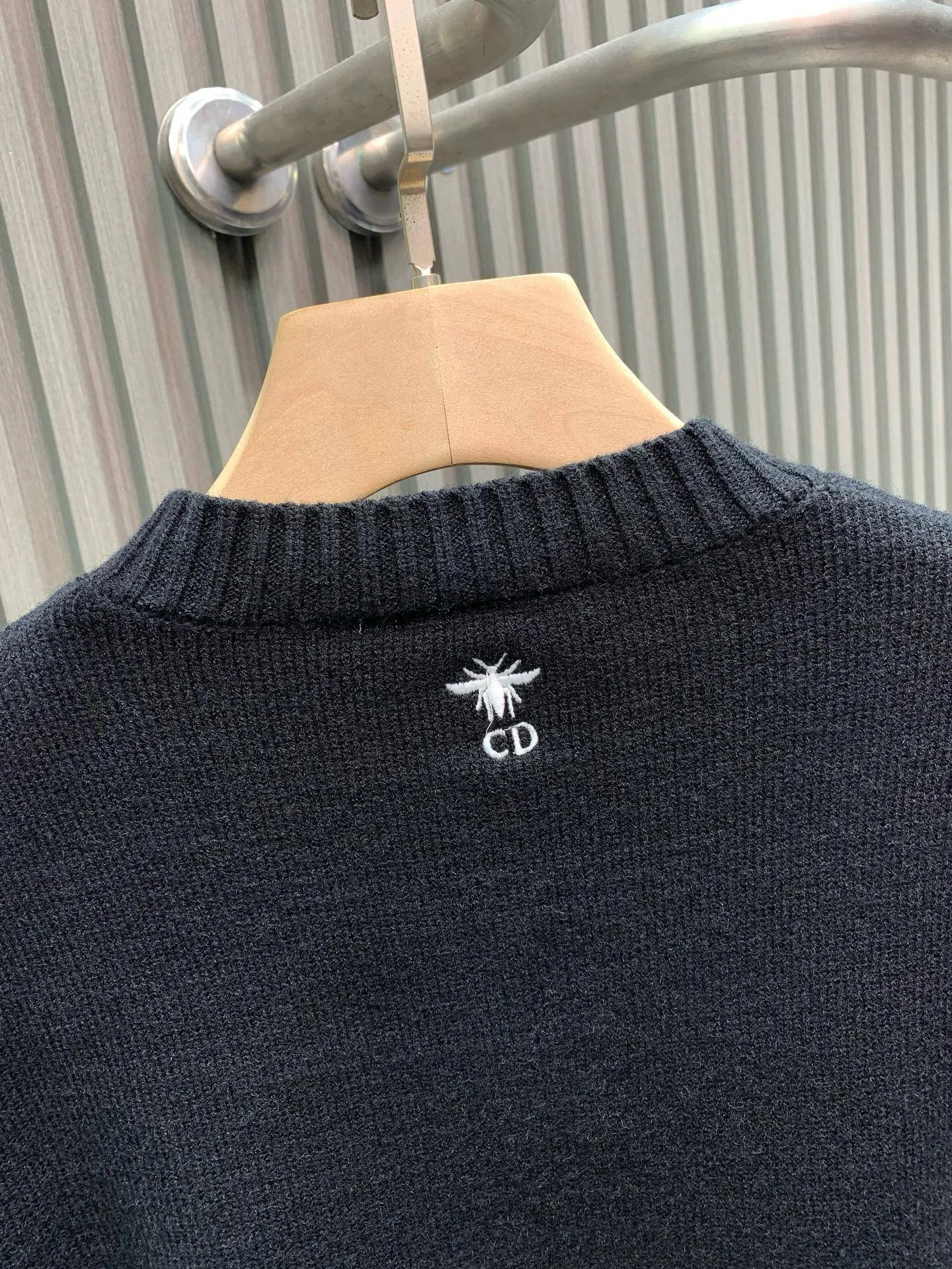 🅿️380 🀄️ DIRO Dior Dio*25 new early autumn knitted round neck pullover yb1:1 development, counter 18,000 yuan per piece, this kind of high-end feeling is really rare. Complete with hang tag + main label + washable label, it feels excellent, delicate and soft. The font design of the poem embroidery on the chest is also very artistic. It is ⚠️ double layer superimposed embroidery When embroidering on elastic, it is necessary to ensure that the two patterns are all in the same position. It is difficult to have a three-dimensional effect. Moreover, it is all hand-sewn stitch by stitch. It is really a very delicate one. The bee CD embroidery on the back is made of hot melt embroidery. The front and back sides are exactly the same. The embroidery is full and meticulous‼ ️Slim-fitting three-dimensional tailoring. It can be worn alone. It is very suitable for layering. It is thin and warm and looks great when worn together.
