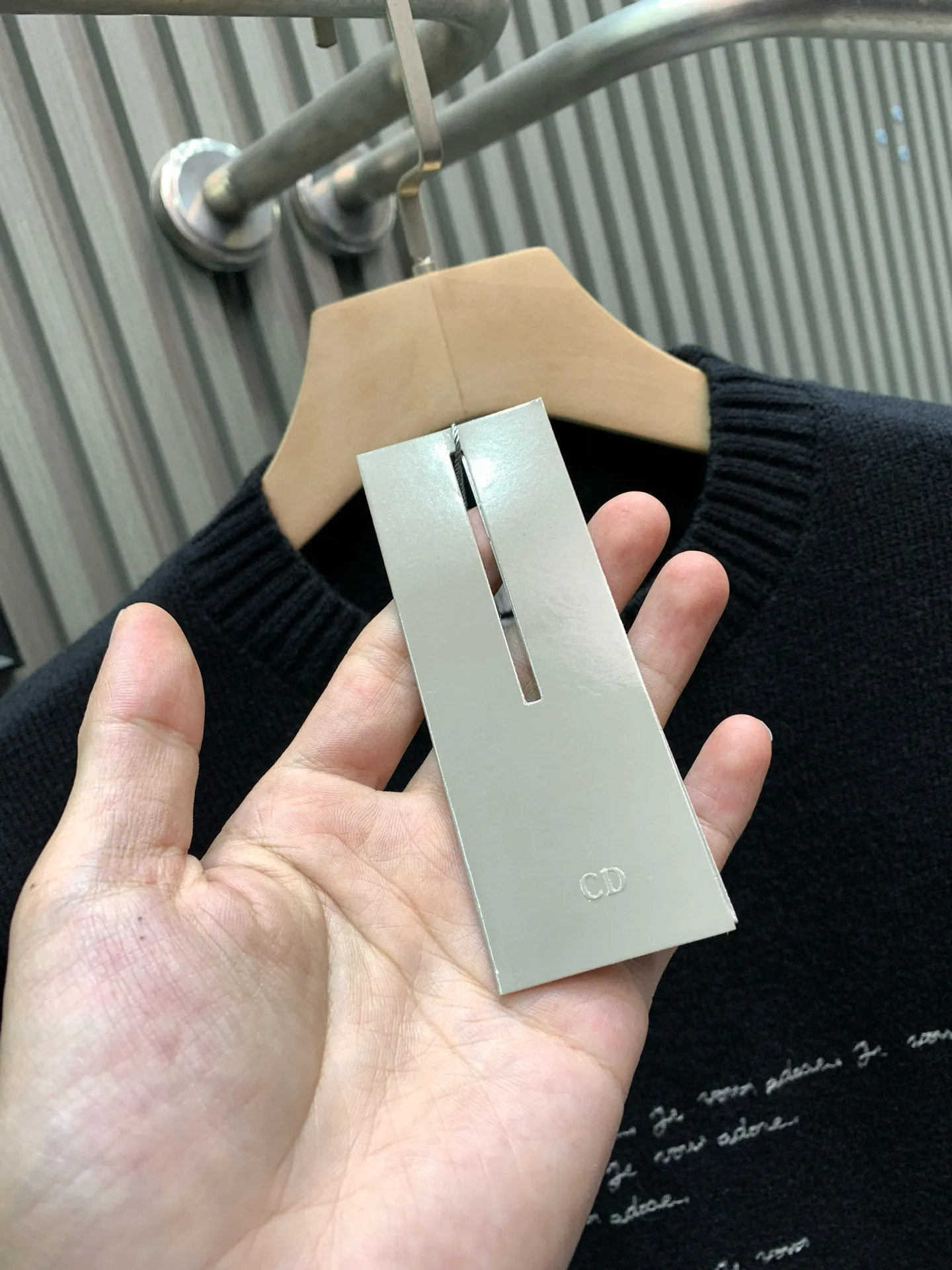 🅿️380 🀄️ DIRO Dior Dio*25 new early autumn knitted round neck pullover yb1:1 development, counter 18,000 yuan per piece, this kind of high-end feeling is really rare. Complete with hang tag + main label + washable label, it feels excellent, delicate and soft. The font design of the poem embroidery on the chest is also very artistic. It is ⚠️ double layer superimposed embroidery When embroidering on elastic, it is necessary to ensure that the two patterns are all in the same position. It is difficult to have a three-dimensional effect. Moreover, it is all hand-sewn stitch by stitch. It is really a very delicate one. The bee CD embroidery on the back is made of hot melt embroidery. The front and back sides are exactly the same. The embroidery is full and meticulous‼ ️Slim-fitting three-dimensional tailoring. It can be worn alone. It is very suitable for layering. It is thin and warm and looks great when worn together.
