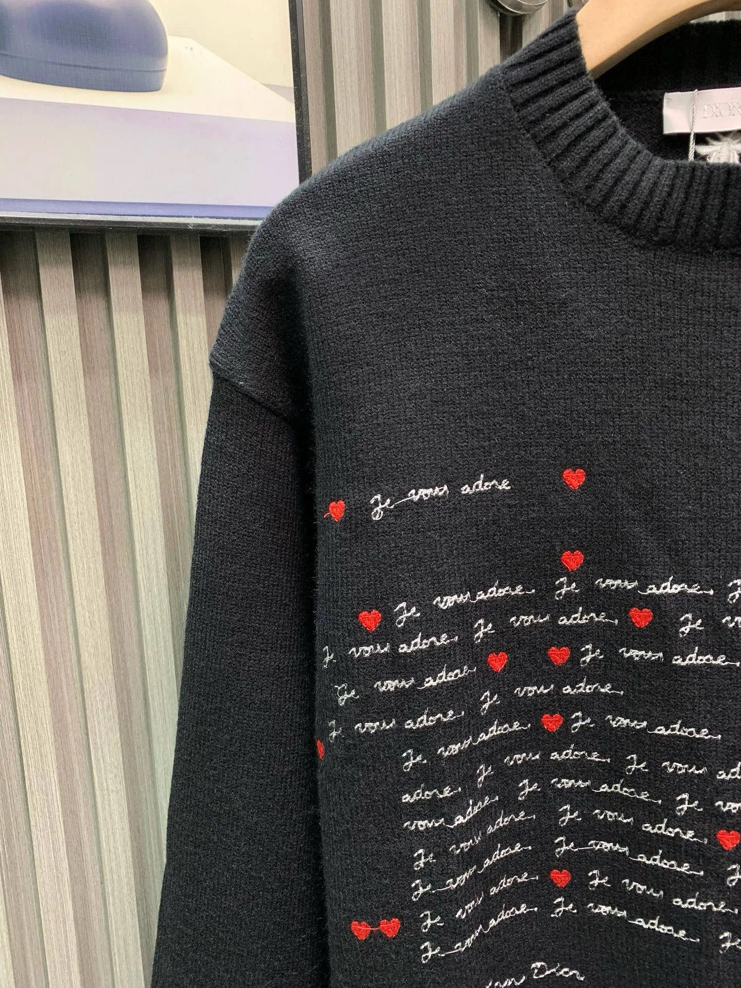 🅿️380 🀄️ DIRO Dior Dio*25 new early autumn knitted round neck pullover yb1:1 development, counter 18,000 yuan per piece, this kind of high-end feeling is really rare. Complete with hang tag + main label + washable label, it feels excellent, delicate and soft. The font design of the poem embroidery on the chest is also very artistic. It is ⚠️ double layer superimposed embroidery When embroidering on elastic, it is necessary to ensure that the two patterns are all in the same position. It is difficult to have a three-dimensional effect. Moreover, it is all hand-sewn stitch by stitch. It is really a very delicate one. The bee CD embroidery on the back is made of hot melt embroidery. The front and back sides are exactly the same. The embroidery is full and meticulous‼ ️Slim-fitting three-dimensional tailoring. It can be worn alone. It is very suitable for layering. It is thin and warm and looks great when worn together.