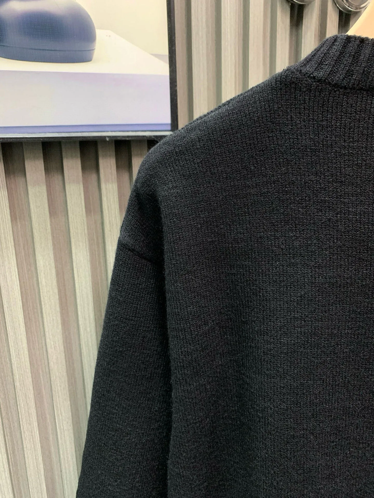🅿️380 🀄️ DIRO Dior Dio*25 new early autumn knitted round neck pullover yb1:1 development, counter 18,000 yuan per piece, this kind of high-end feeling is really rare. Complete with hang tag + main label + washable label, it feels excellent, delicate and soft. The font design of the poem embroidery on the chest is also very artistic. It is ⚠️ double layer superimposed embroidery When embroidering on elastic, it is necessary to ensure that the two patterns are all in the same position. It is difficult to have a three-dimensional effect. Moreover, it is all hand-sewn stitch by stitch. It is really a very delicate one. The bee CD embroidery on the back is made of hot melt embroidery. The front and back sides are exactly the same. The embroidery is full and meticulous‼ ️Slim-fitting three-dimensional tailoring. It can be worn alone. It is very suitable for layering. It is thin and warm and looks great when worn together.