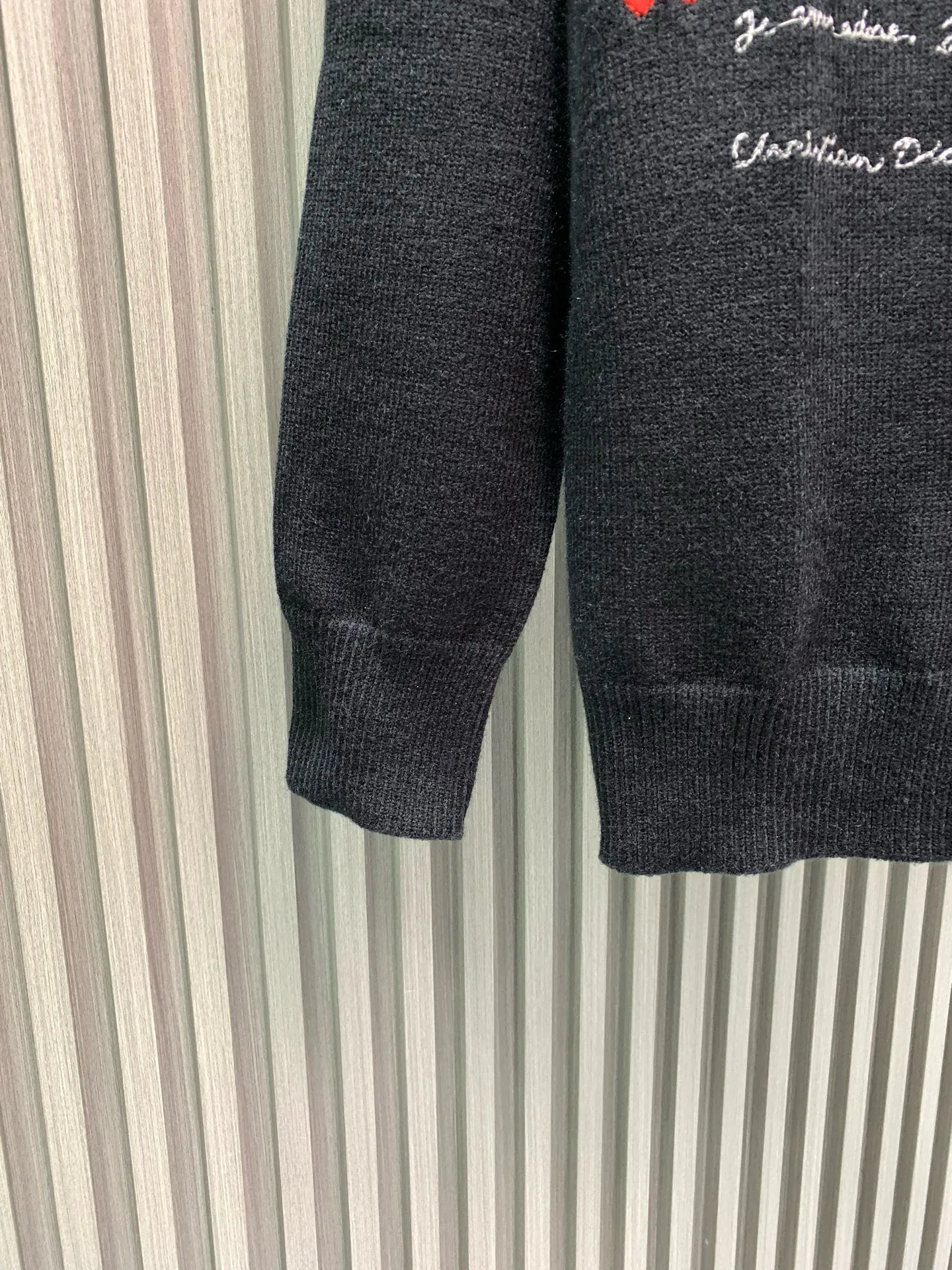 🅿️380 🀄️ DIRO Dior Dio*25 new early autumn knitted round neck pullover yb1:1 development, counter 18,000 yuan per piece, this kind of high-end feeling is really rare. Complete with hang tag + main label + washable label, it feels excellent, delicate and soft. The font design of the poem embroidery on the chest is also very artistic. It is ⚠️ double layer superimposed embroidery When embroidering on elastic, it is necessary to ensure that the two patterns are all in the same position. It is difficult to have a three-dimensional effect. Moreover, it is all hand-sewn stitch by stitch. It is really a very delicate one. The bee CD embroidery on the back is made of hot melt embroidery. The front and back sides are exactly the same. The embroidery is full and meticulous‼ ️Slim-fitting three-dimensional tailoring. It can be worn alone. It is very suitable for layering. It is thin and warm and looks great when worn together.