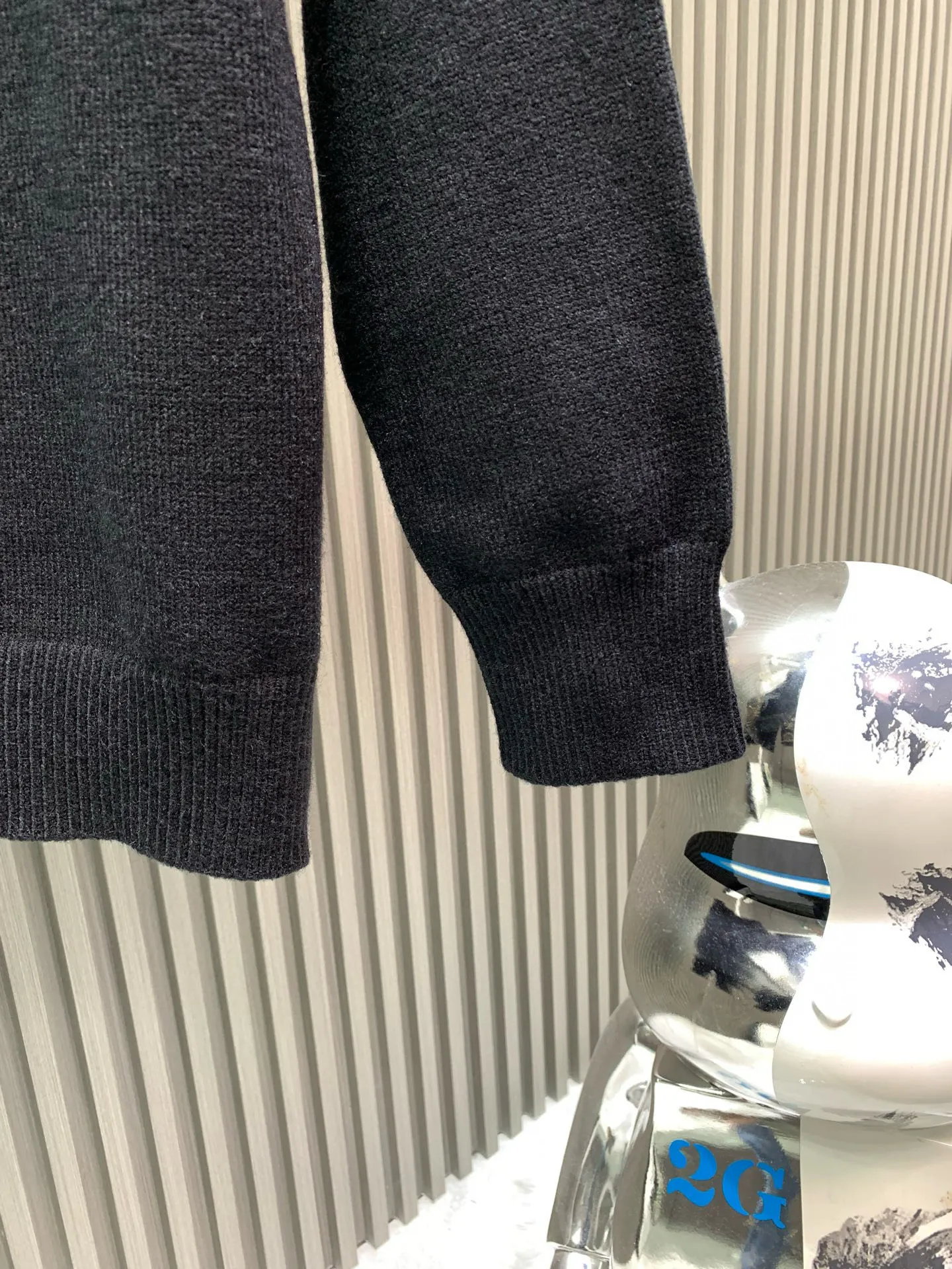 🅿️380 🀄️ DIRO Dior Dio*25 new early autumn knitted round neck pullover yb1:1 development, counter 18,000 yuan per piece, this kind of high-end feeling is really rare. Complete with hang tag + main label + washable label, it feels excellent, delicate and soft. The font design of the poem embroidery on the chest is also very artistic. It is ⚠️ double layer superimposed embroidery When embroidering on elastic, it is necessary to ensure that the two patterns are all in the same position. It is difficult to have a three-dimensional effect. Moreover, it is all hand-sewn stitch by stitch. It is really a very delicate one. The bee CD embroidery on the back is made of hot melt embroidery. The front and back sides are exactly the same. The embroidery is full and meticulous‼ ️Slim-fitting three-dimensional tailoring. It can be worn alone. It is very suitable for layering. It is thin and warm and looks great when worn together.