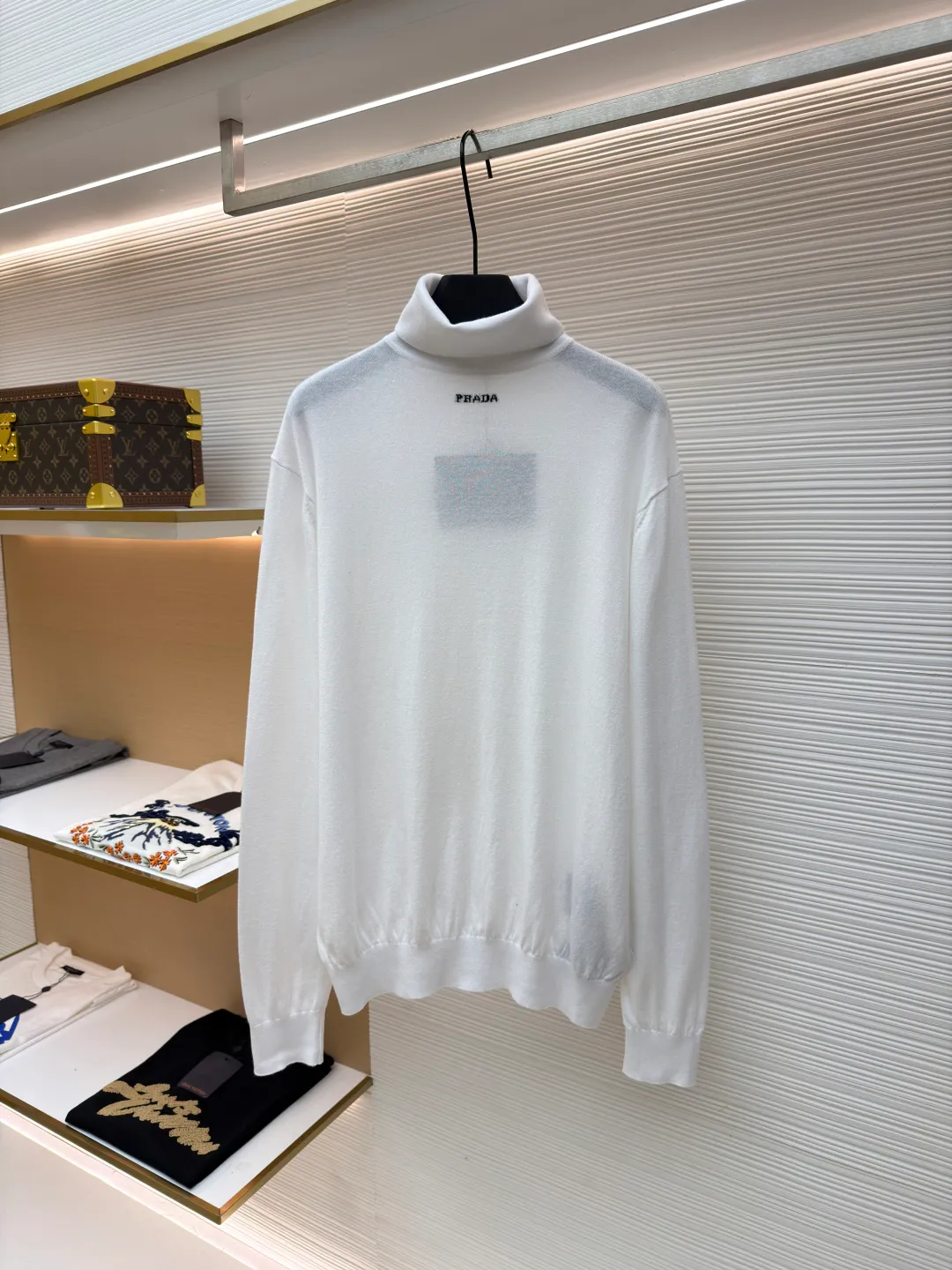 Prada jacquard turtleneck sweater ●Article number: 1681363-A75 ●Material: mercerized worsted wool fabric ●Technology: jacquard production ●Color: white ●Version: fitted version ●Weight: about 220 grams ●Size: 46-48-50-52 ●Description: Custom-woven mercerized worsted wool, soft and delicate, comfortable and close to the skin, with pure and clean white as the main color, restrained and layered, elegant and self-conscious The black PRADA logo forms a low-key dialogue with the soft sheen of white wool. It is accurately anchored under the collarbone at the visual golden section. It interprets PRADA's brand philosophy of minimalism and luxury. With the high-neck version as the core, functional warmth is sublimated into aesthetic expression. Less is more. With an inclusive attitude, it becomes the invisible base of all your looks. Made of jacquard tissue imported from Germany. Precisely control the arrangement and interweaving of yarns. Carefully intertwined on the loom. Prada logo jacquard art pattern inlay The fabrics are more vivid and three-dimensional, and the garment washing water is softened and deodorized using professional washing equipment and specific detergents to deeply clean and deodorize the clothes to improve the feel and appearance of the clothes. The overall wiring is straight and delicate, the fabric is comfortable and soft, and the color is consistent without color difference. It can be matched with the same style to create a fashionable look, and can be used in various occasions. Customized accessories, complete with three standards, the same style for men and women.