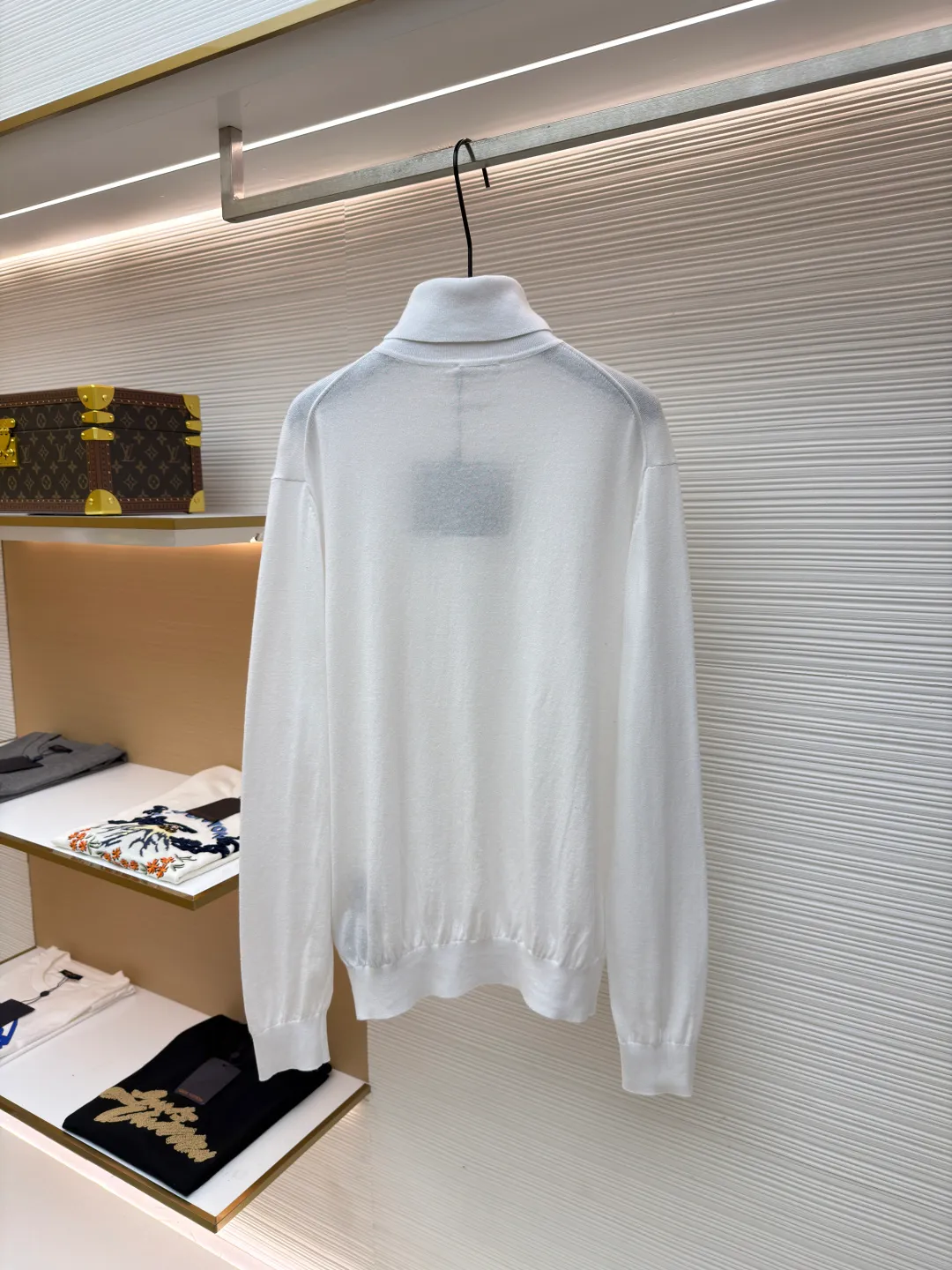 Prada jacquard turtleneck sweater ●Article number: 1681363-A75 ●Material: mercerized worsted wool fabric ●Technology: jacquard production ●Color: white ●Version: fitted version ●Weight: about 220 grams ●Size: 46-48-50-52 ●Description: Custom-woven mercerized worsted wool, soft and delicate, comfortable and close to the skin, with pure and clean white as the main color, restrained and layered, elegant and self-conscious The black PRADA logo forms a low-key dialogue with the soft sheen of white wool. It is accurately anchored under the collarbone at the visual golden section. It interprets PRADA's brand philosophy of minimalism and luxury. With the high-neck version as the core, functional warmth is sublimated into aesthetic expression. Less is more. With an inclusive attitude, it becomes the invisible base of all your looks. Made of jacquard tissue imported from Germany. Precisely control the arrangement and interweaving of yarns. Carefully intertwined on the loom. Prada logo jacquard art pattern inlay The fabrics are more vivid and three-dimensional, and the garment washing water is softened and deodorized using professional washing equipment and specific detergents to deeply clean and deodorize the clothes to improve the feel and appearance of the clothes. The overall wiring is straight and delicate, the fabric is comfortable and soft, and the color is consistent without color difference. It can be matched with the same style to create a fashionable look, and can be used in various occasions. Customized accessories, complete with three standards, the same style for men and women.
