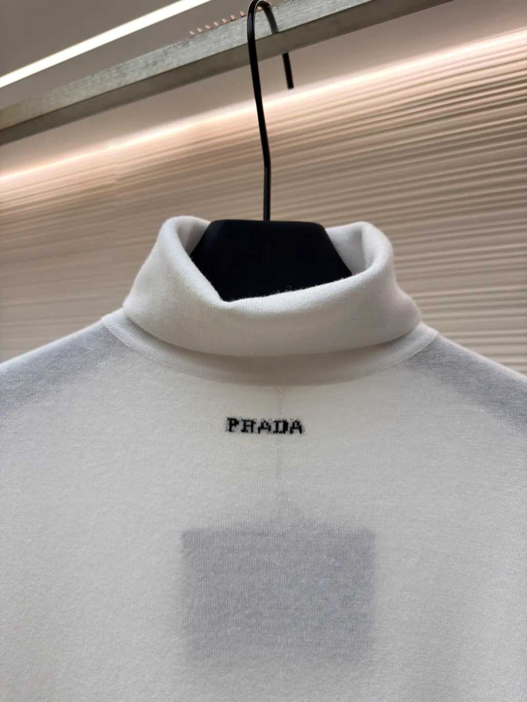 Prada jacquard turtleneck sweater ●Article number: 1681363-A75 ●Material: mercerized worsted wool fabric ●Technology: jacquard production ●Color: white ●Version: fitted version ●Weight: about 220 grams ●Size: 46-48-50-52 ●Description: Custom-woven mercerized worsted wool, soft and delicate, comfortable and close to the skin, with pure and clean white as the main color, restrained and layered, elegant and self-conscious The black PRADA logo forms a low-key dialogue with the soft sheen of white wool. It is accurately anchored under the collarbone at the visual golden section. It interprets PRADA's brand philosophy of minimalism and luxury. With the high-neck version as the core, functional warmth is sublimated into aesthetic expression. Less is more. With an inclusive attitude, it becomes the invisible base of all your looks. Made of jacquard tissue imported from Germany. Precisely control the arrangement and interweaving of yarns. Carefully intertwined on the loom. Prada logo jacquard art pattern inlay The fabrics are more vivid and three-dimensional, and the garment washing water is softened and deodorized using professional washing equipment and specific detergents to deeply clean and deodorize the clothes to improve the feel and appearance of the clothes. The overall wiring is straight and delicate, the fabric is comfortable and soft, and the color is consistent without color difference. It can be matched with the same style to create a fashionable look, and can be used in various occasions. Customized accessories, complete with three standards, the same style for men and women.