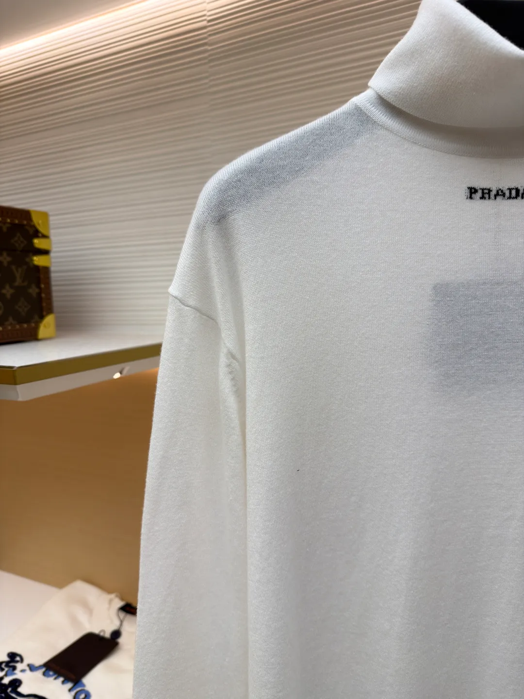 Prada jacquard turtleneck sweater ●Article number: 1681363-A75 ●Material: mercerized worsted wool fabric ●Technology: jacquard production ●Color: white ●Version: fitted version ●Weight: about 220 grams ●Size: 46-48-50-52 ●Description: Custom-woven mercerized worsted wool, soft and delicate, comfortable and close to the skin, with pure and clean white as the main color, restrained and layered, elegant and self-conscious The black PRADA logo forms a low-key dialogue with the soft sheen of white wool. It is accurately anchored under the collarbone at the visual golden section. It interprets PRADA's brand philosophy of minimalism and luxury. With the high-neck version as the core, functional warmth is sublimated into aesthetic expression. Less is more. With an inclusive attitude, it becomes the invisible base of all your looks. Made of jacquard tissue imported from Germany. Precisely control the arrangement and interweaving of yarns. Carefully intertwined on the loom. Prada logo jacquard art pattern inlay The fabrics are more vivid and three-dimensional, and the garment washing water is softened and deodorized using professional washing equipment and specific detergents to deeply clean and deodorize the clothes to improve the feel and appearance of the clothes. The overall wiring is straight and delicate, the fabric is comfortable and soft, and the color is consistent without color difference. It can be matched with the same style to create a fashionable look, and can be used in various occasions. Customized accessories, complete with three standards, the same style for men and women.